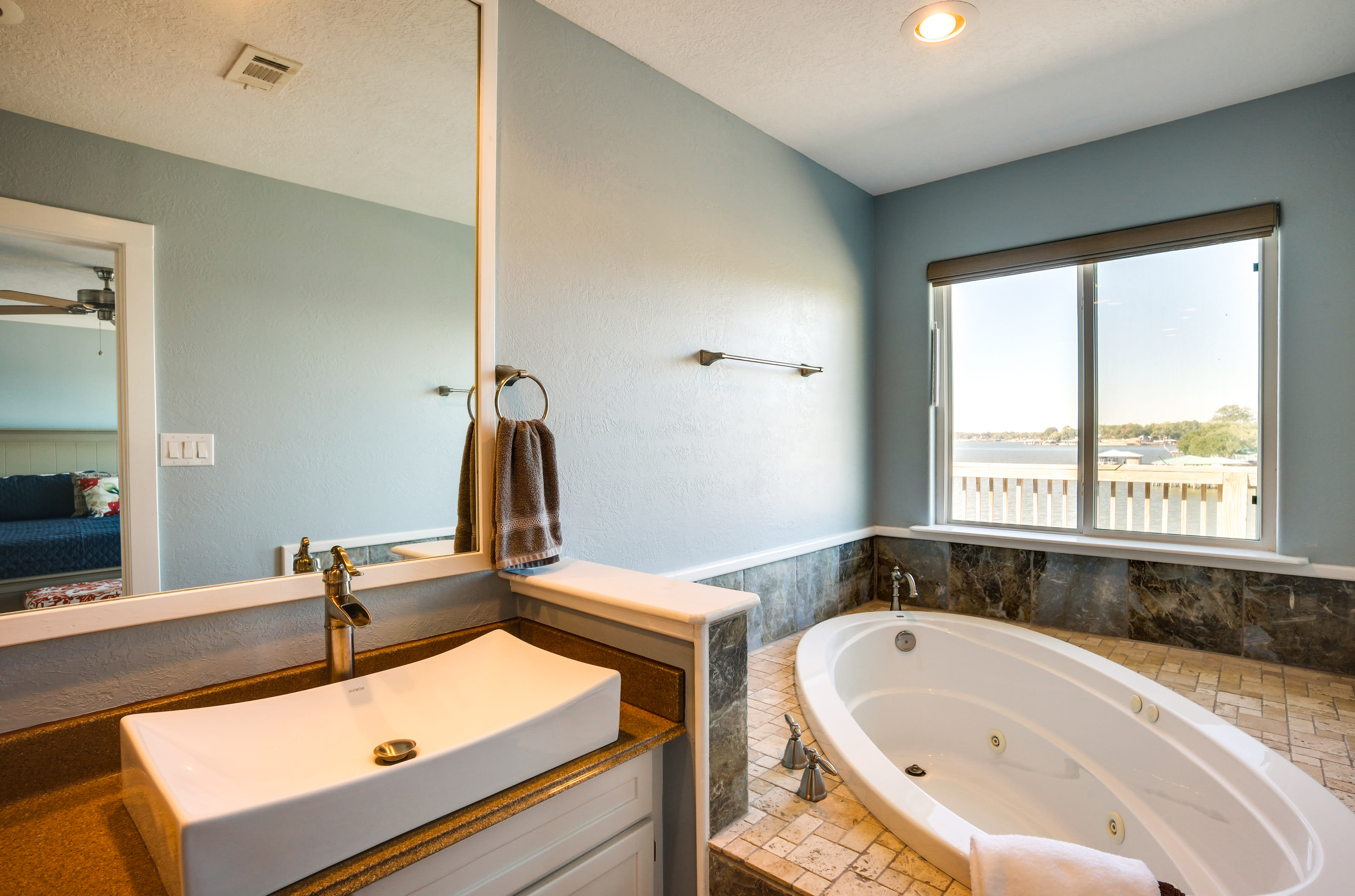 En-Suite Bathroom | Jetted Tub | Towels Provided | Complimentary Toiletries