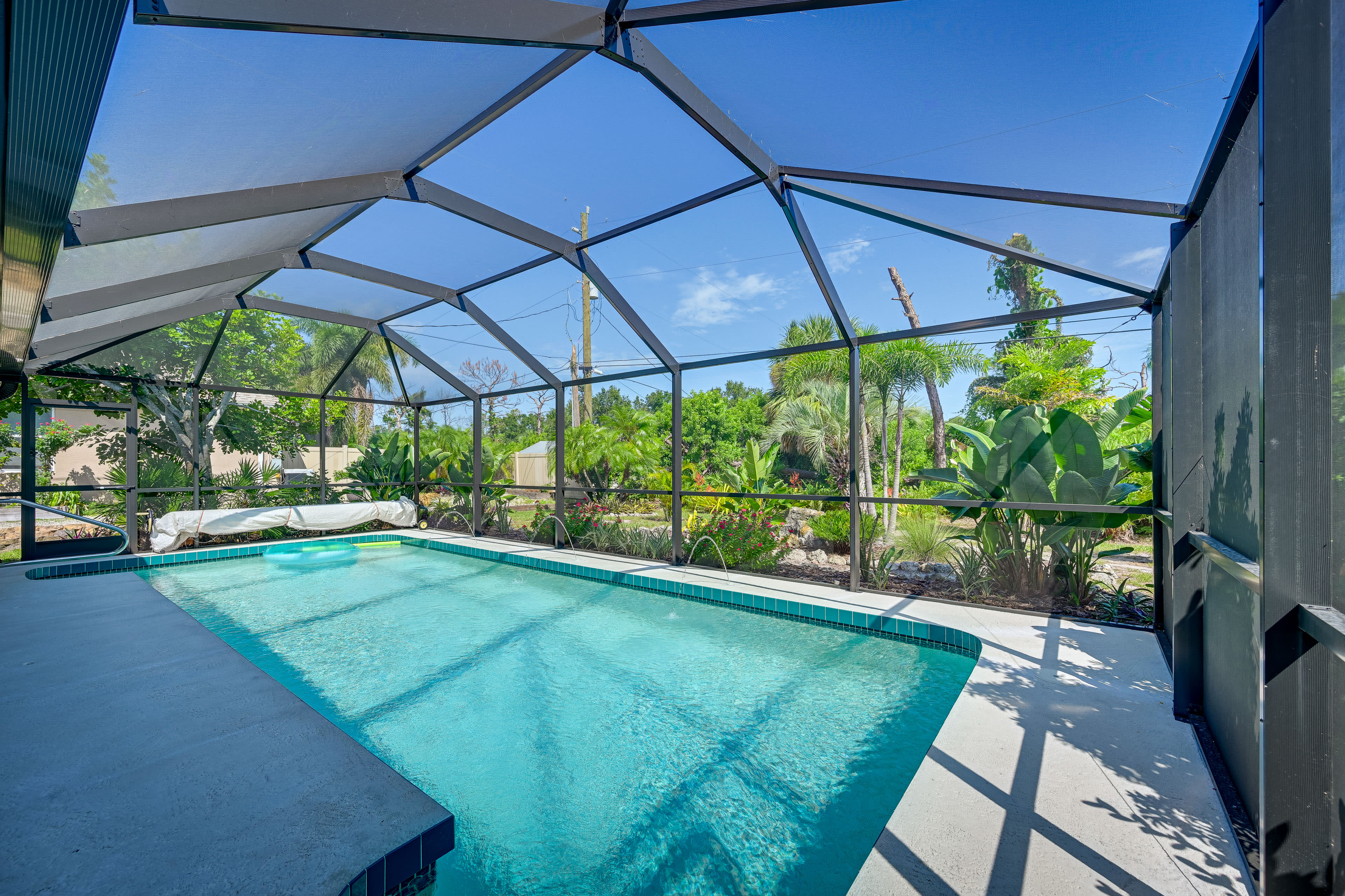 Englewood Oasis w/ Screened Lanai + Outdoor Pool!