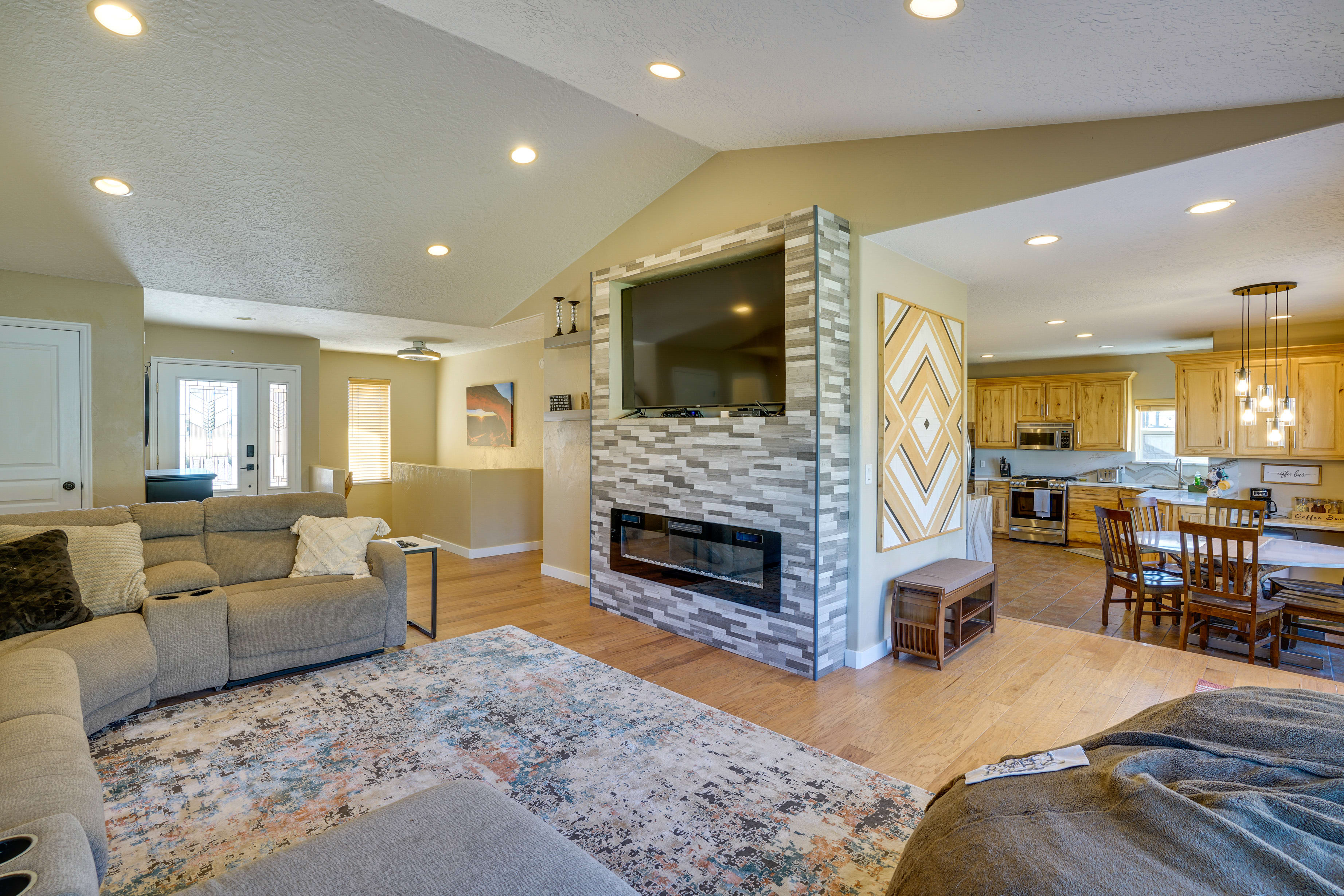 Living Room | 2-Story House | In-Unit Laundry | 14 Mi to Arches National Park