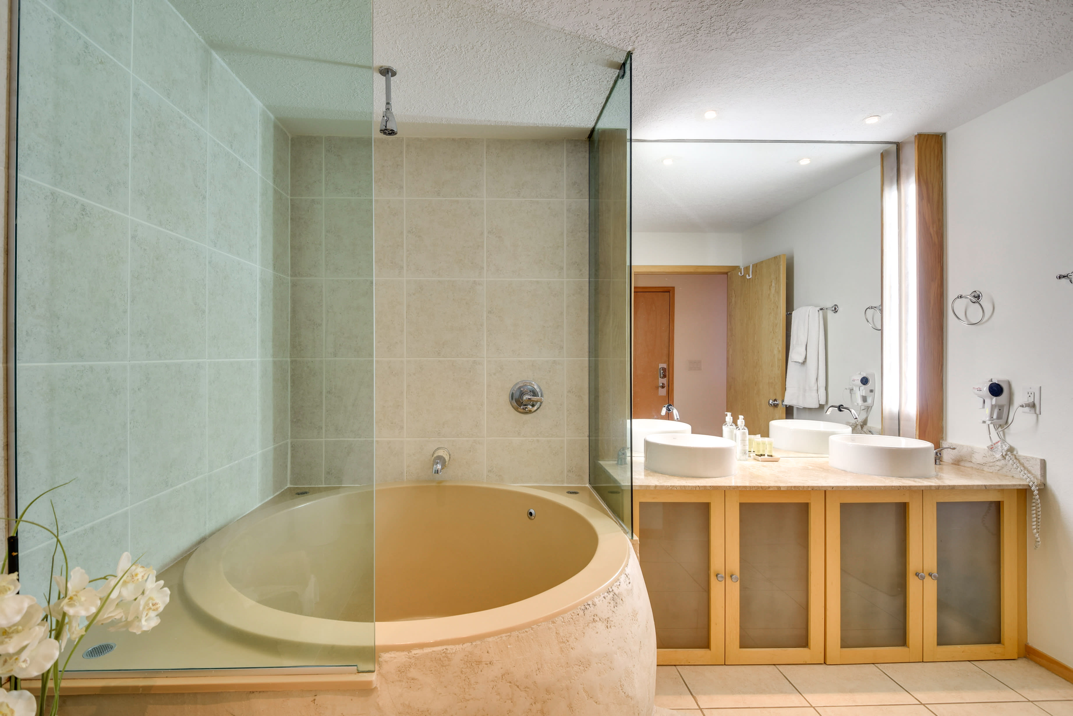 Full Bathroom | Towels Provided | Complimentary Toiletries | Soaker Tub