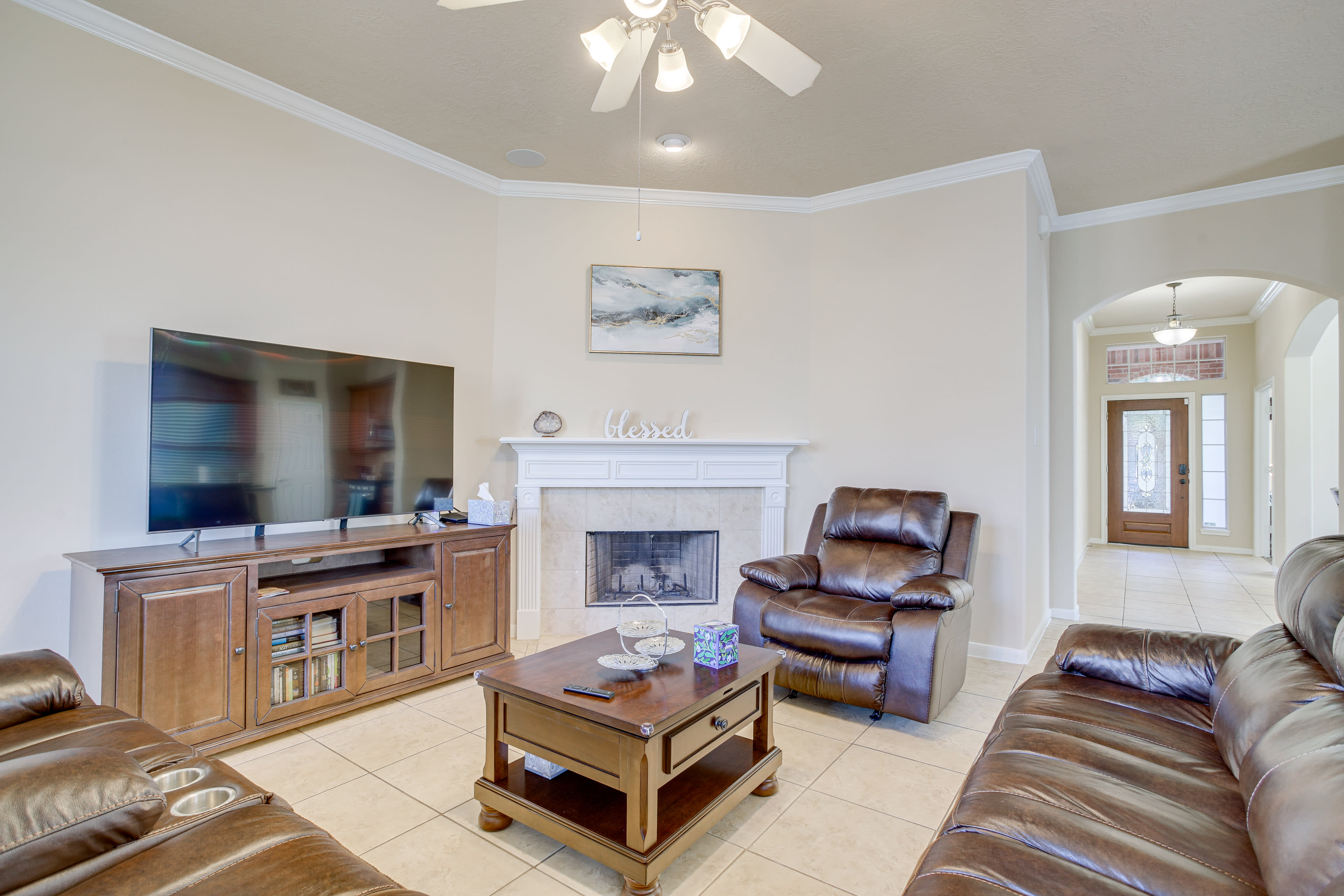 Living Room | Flat-Screen TV | Central Air Conditioning/Heat