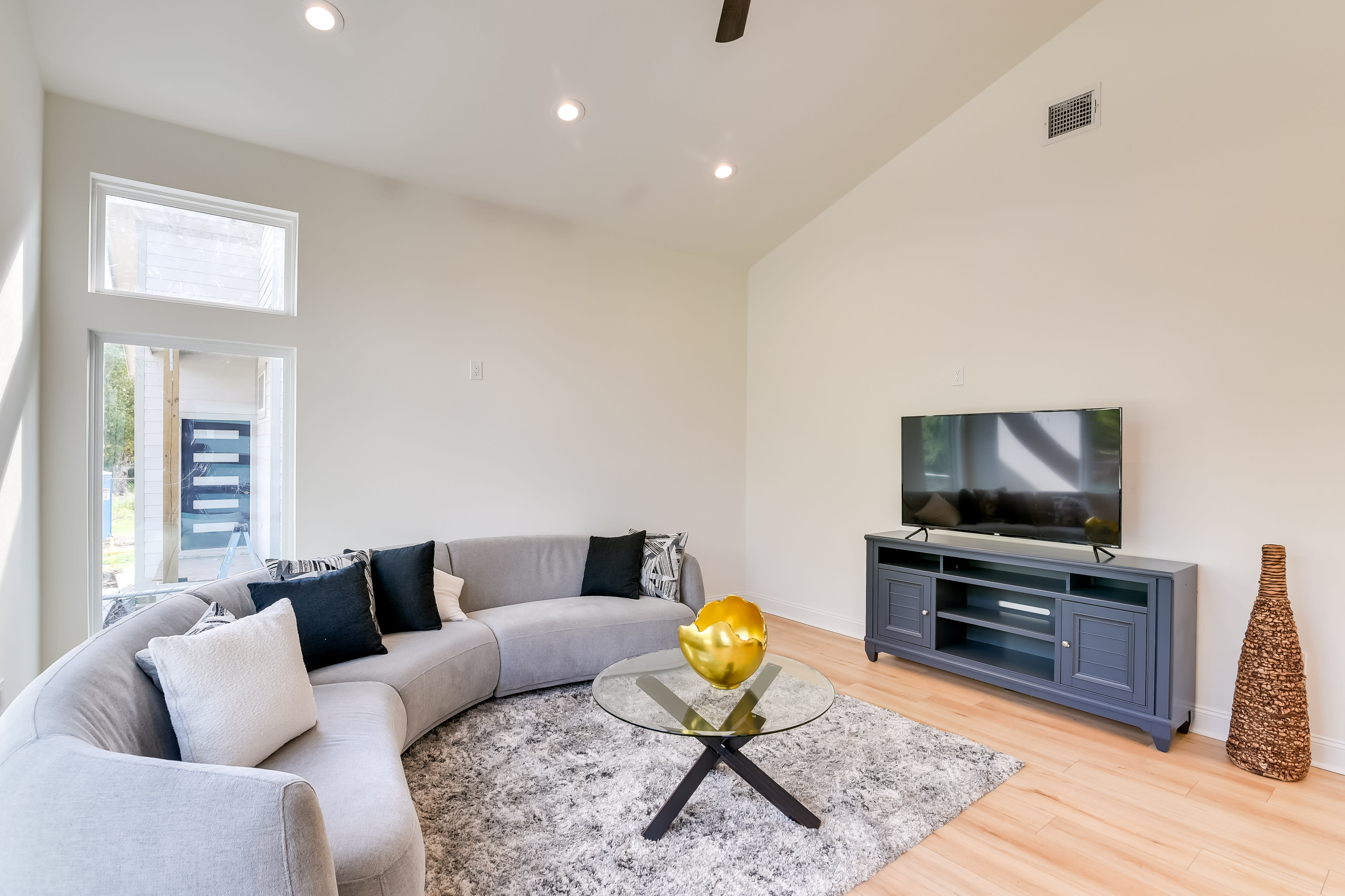 Living Area | Smart TV w/ Cable | Board Games