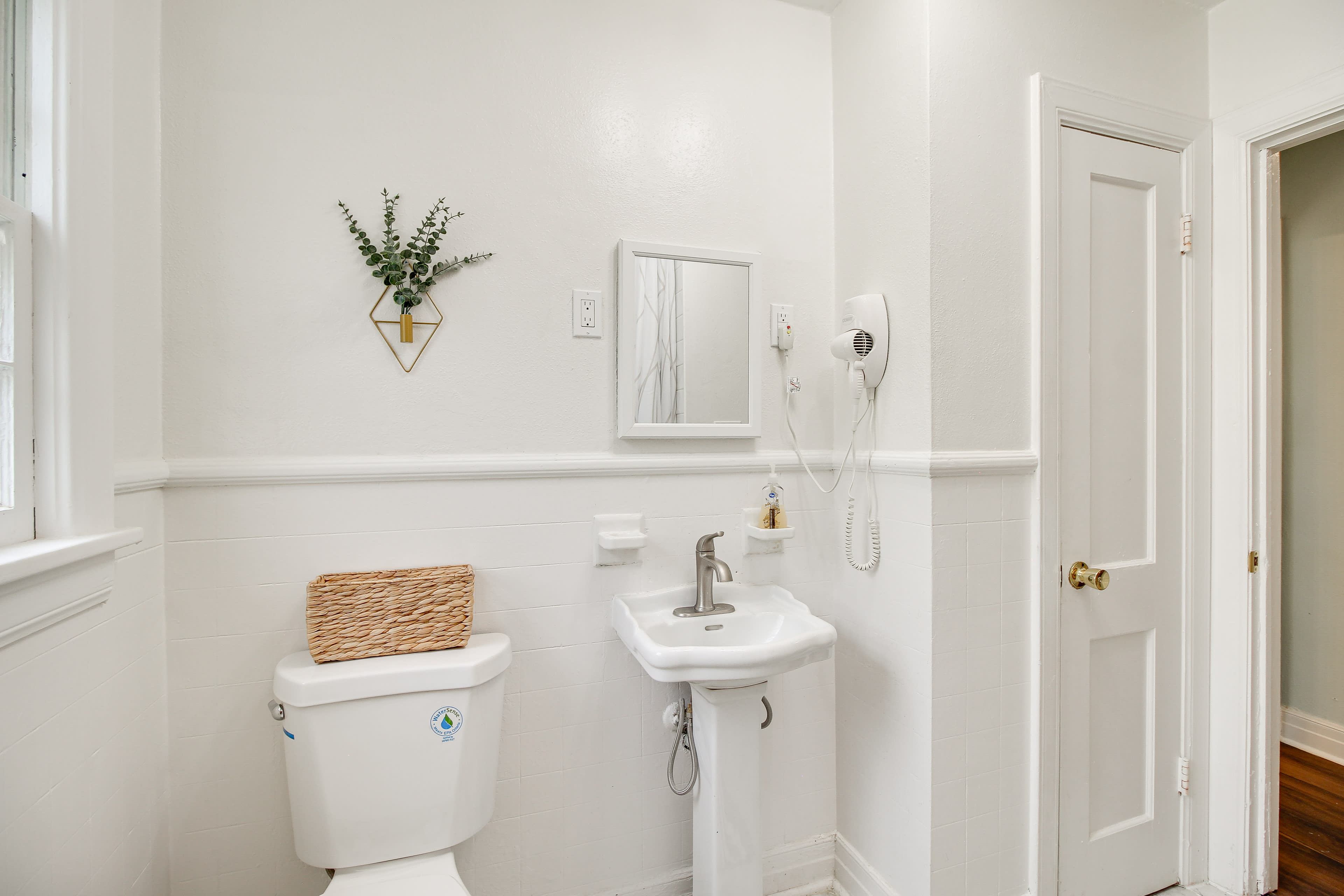 Full Bathroom | Shower/Tub Combo | Complimentary Toiletries | Towels Provided