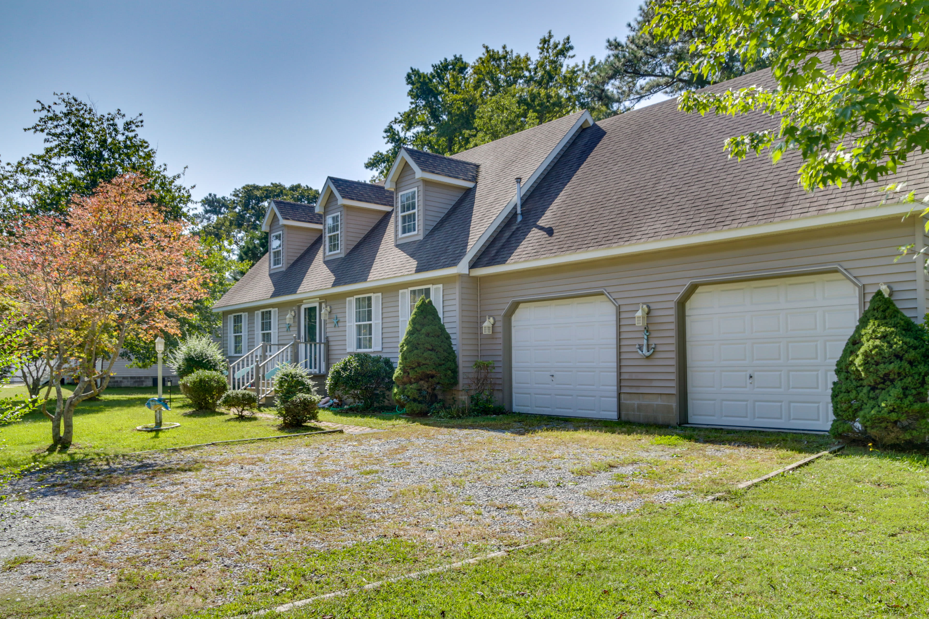 Driveway (4 Vehicles) | RV/Trailer Parking Allowed | Street Parking