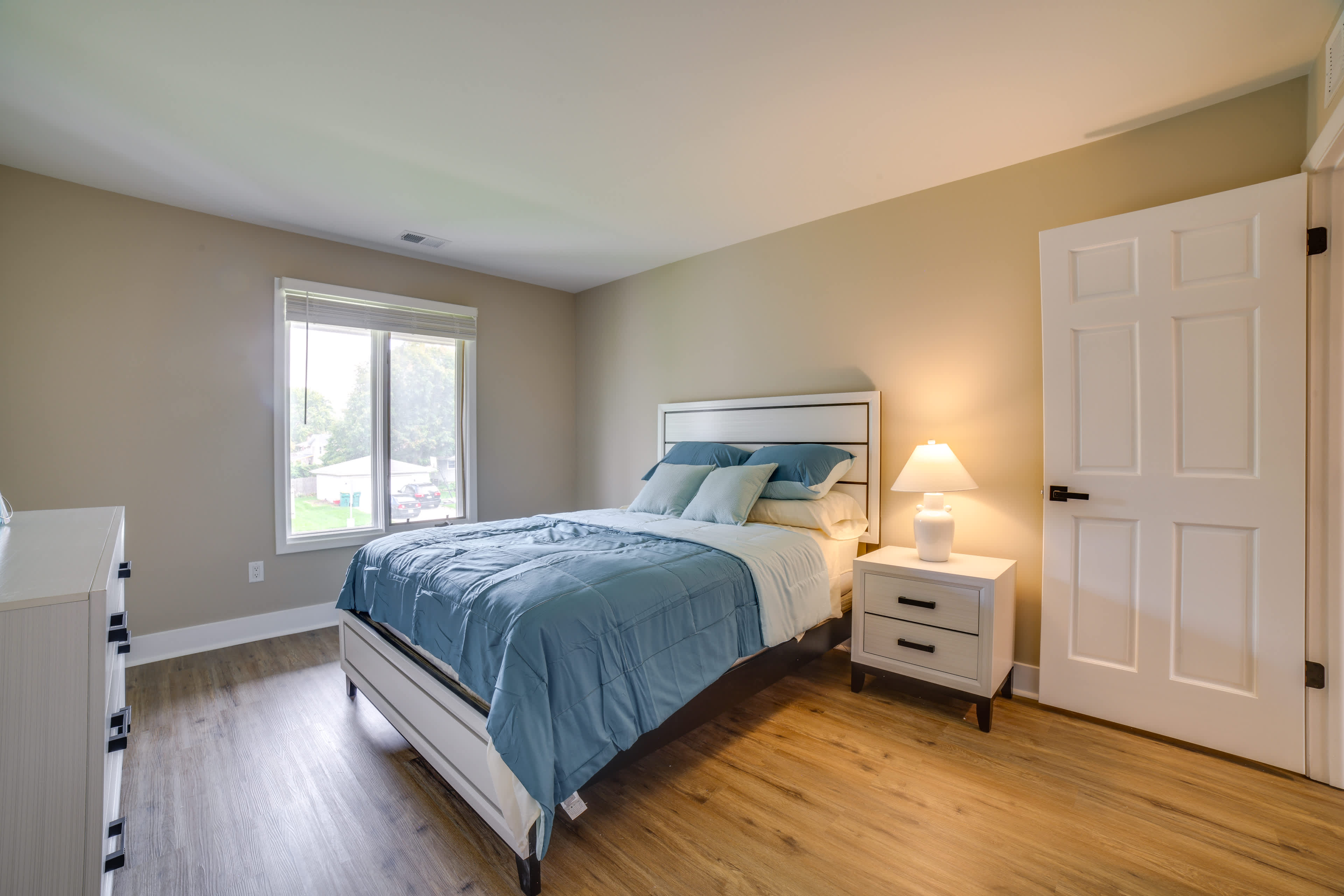 Bedroom 1 | Queen Bed
