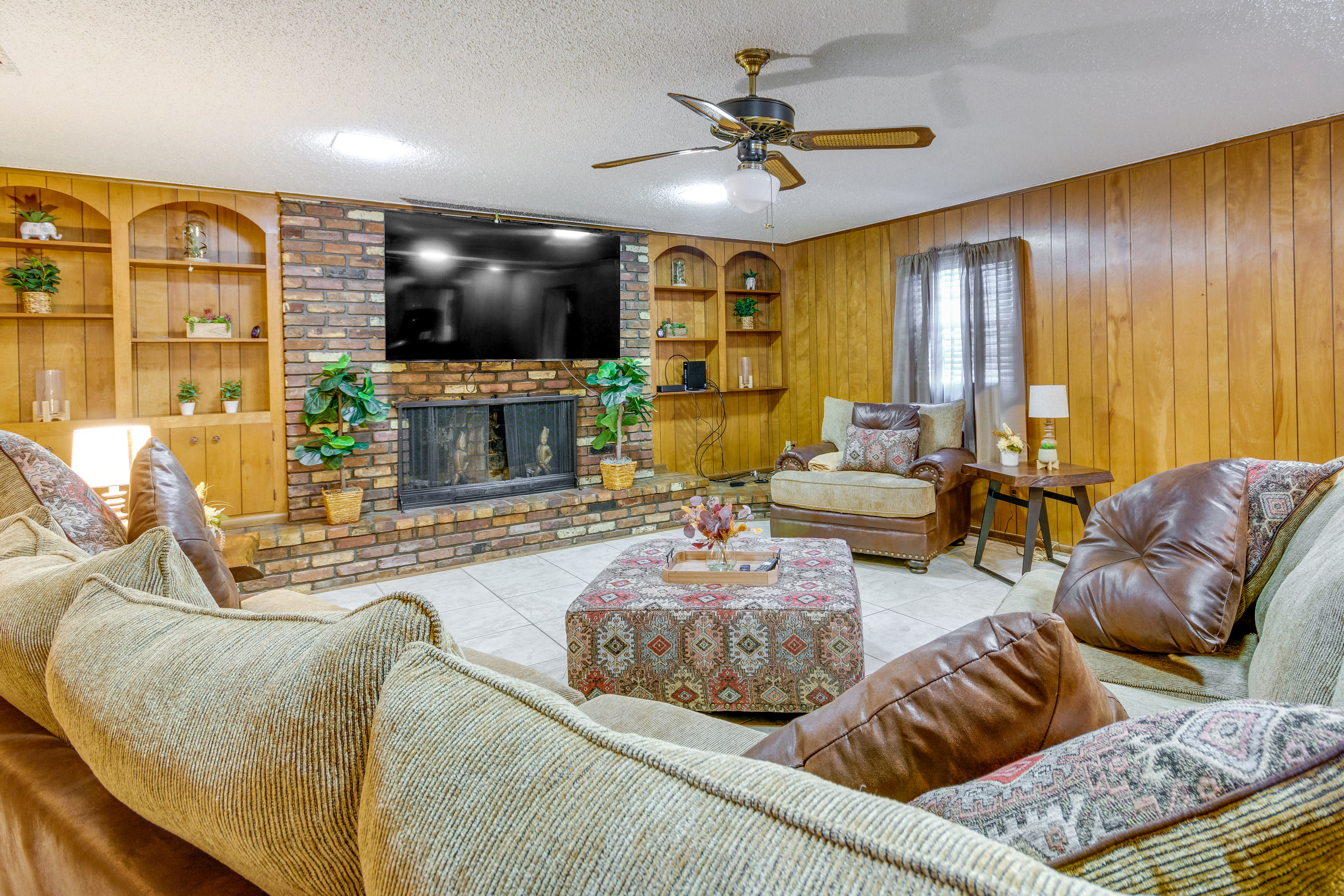 Living Room | Flat-Screen TV w/ Cable | Fireplace (Decorative Only)