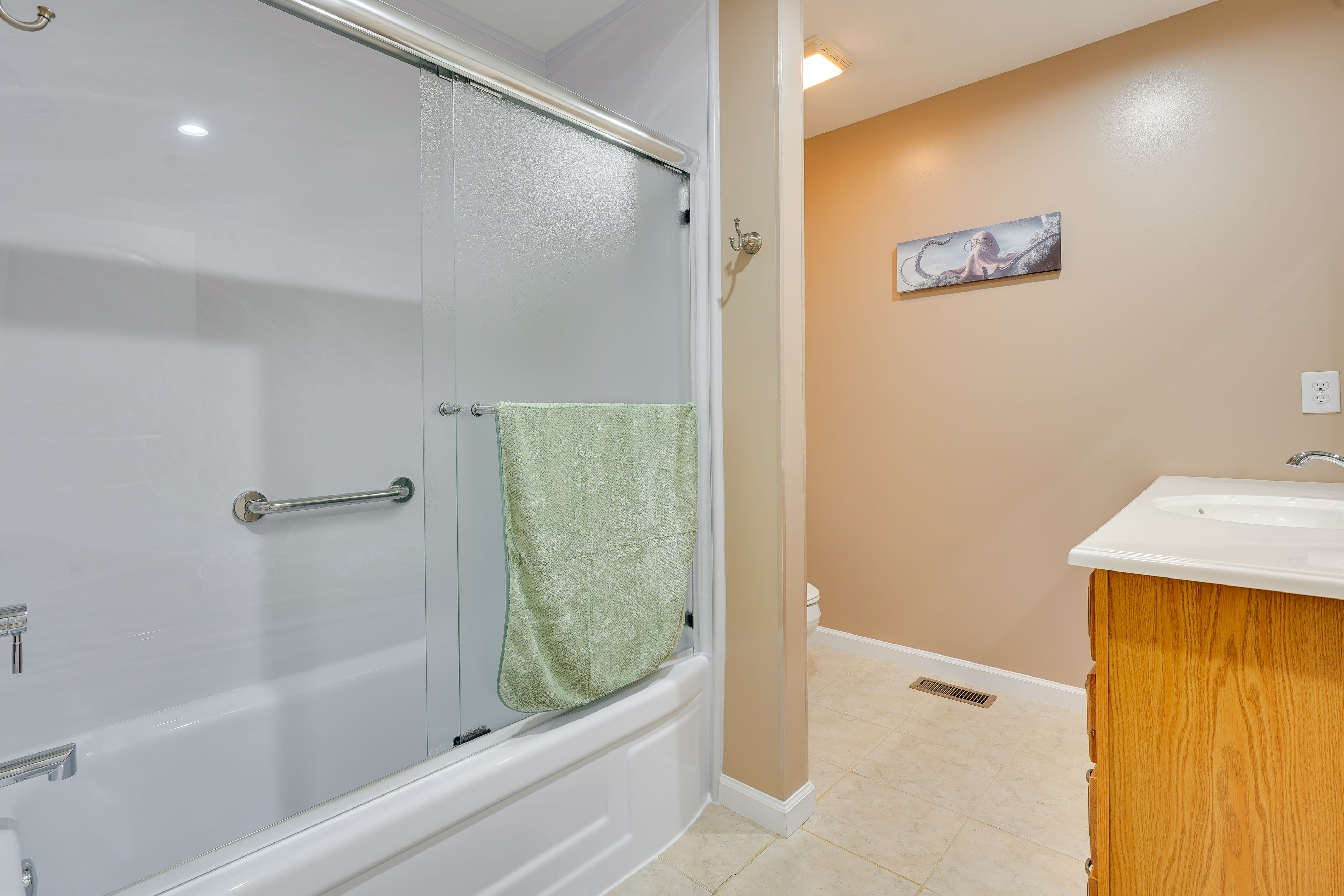 Full Bathroom | Main Floor | Towels Provided