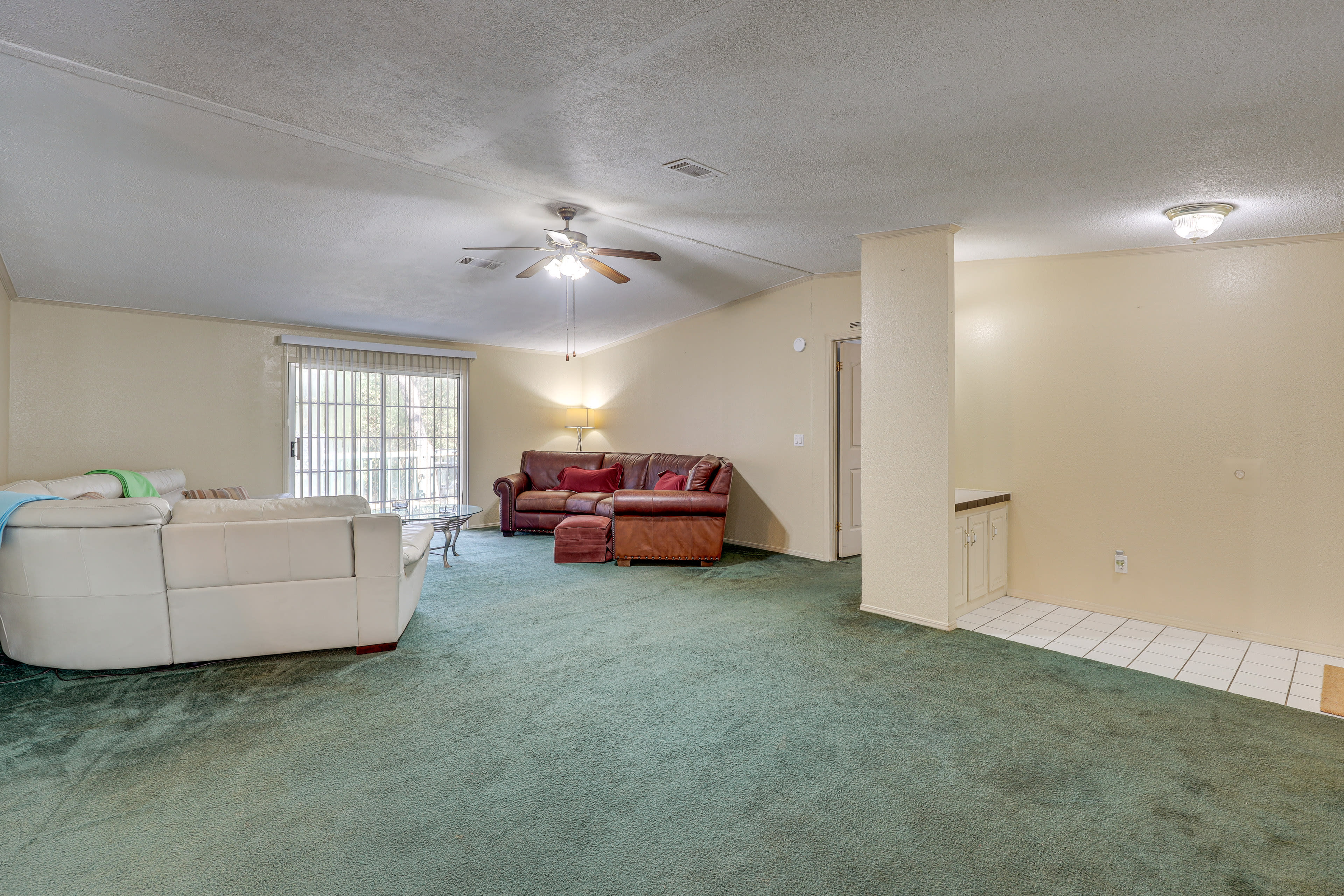 Living Room | Ceiling Fans | Free WiFi