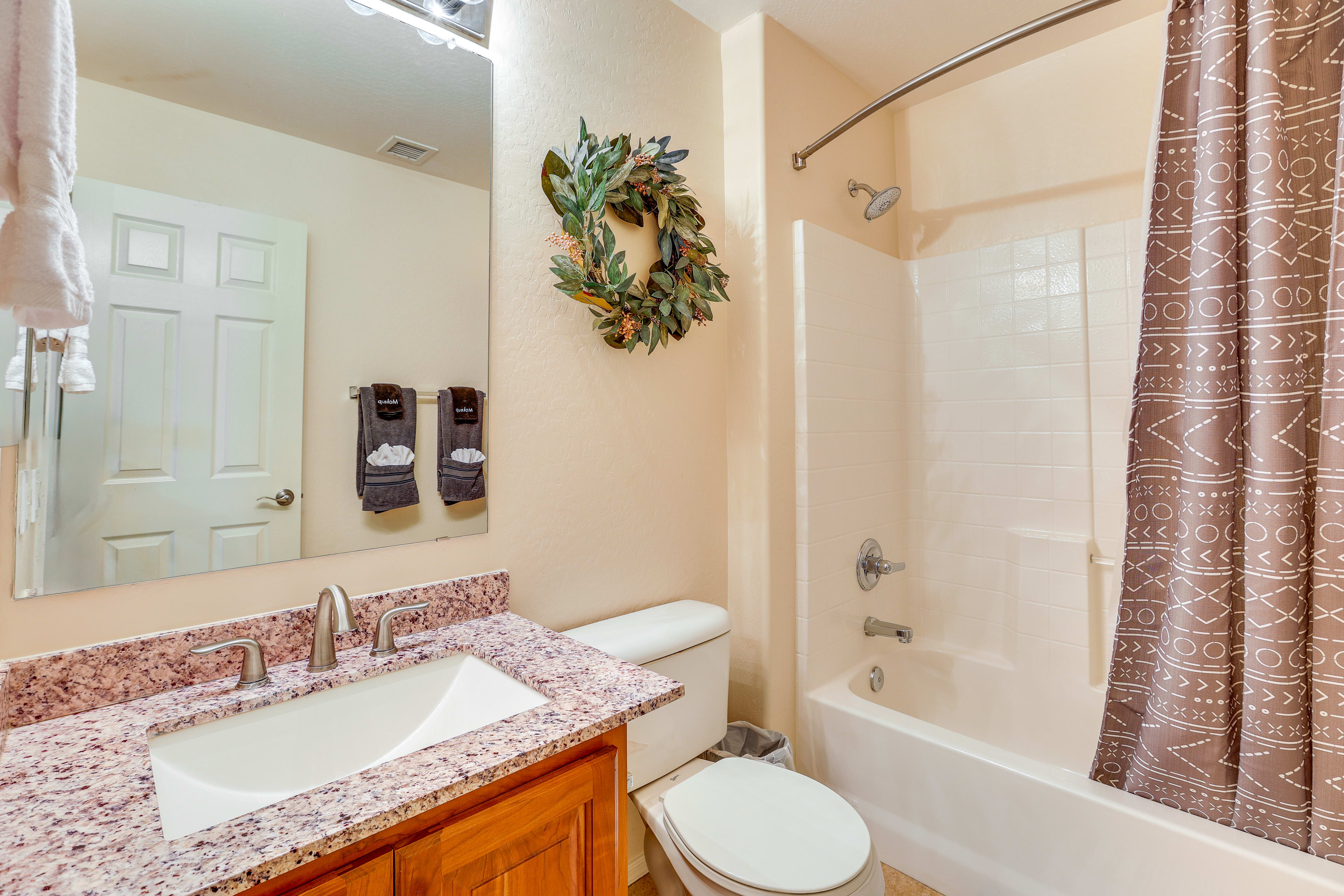 Full Bathroom | Towels Provided | Complimentary Toiletries