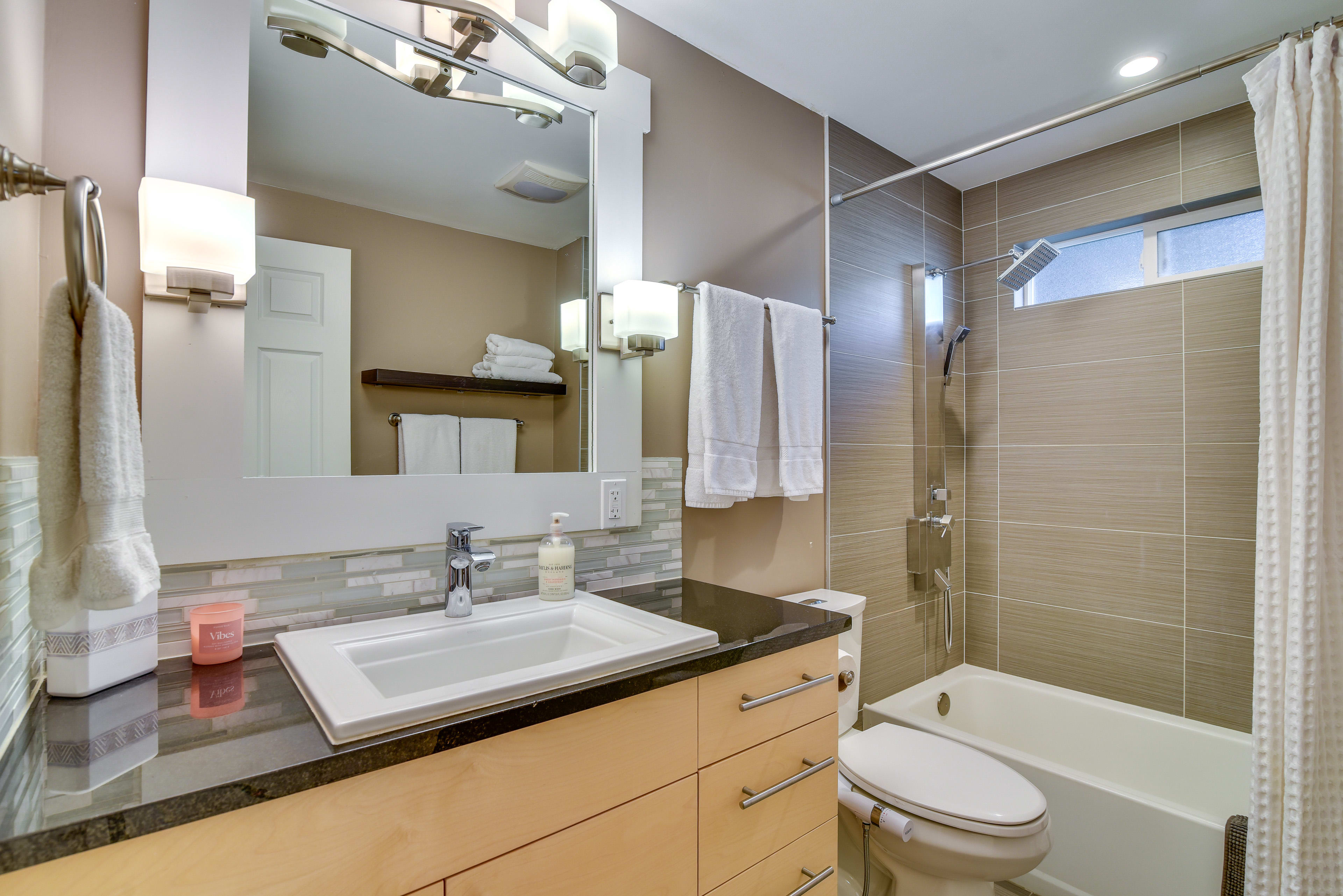 Full Bathroom | 1st Floor | Complimentary Toiletries