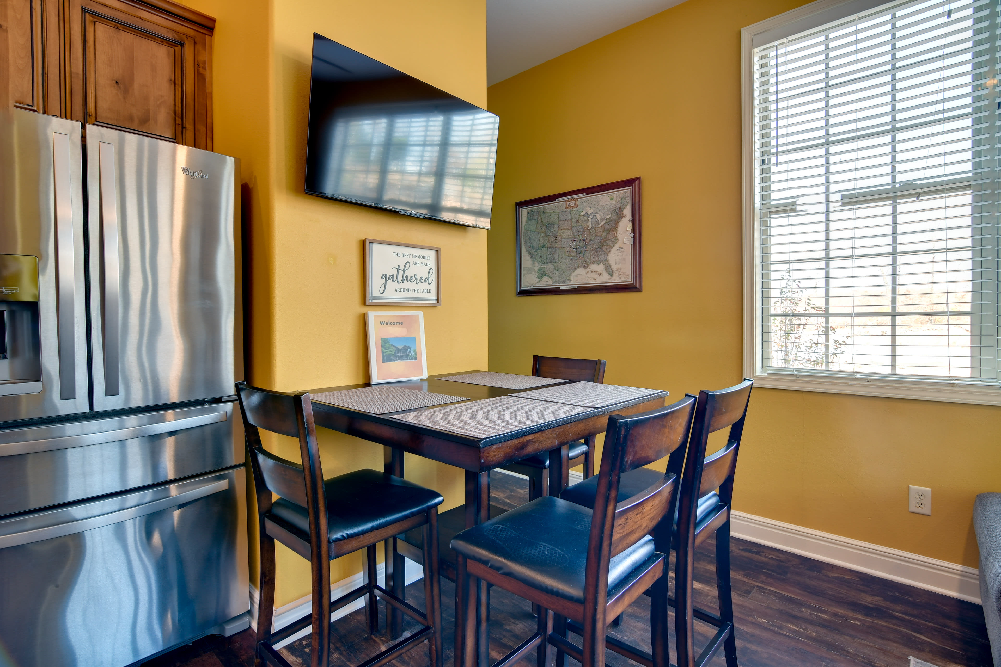 Dining Area | Dishware & Flatware Provided