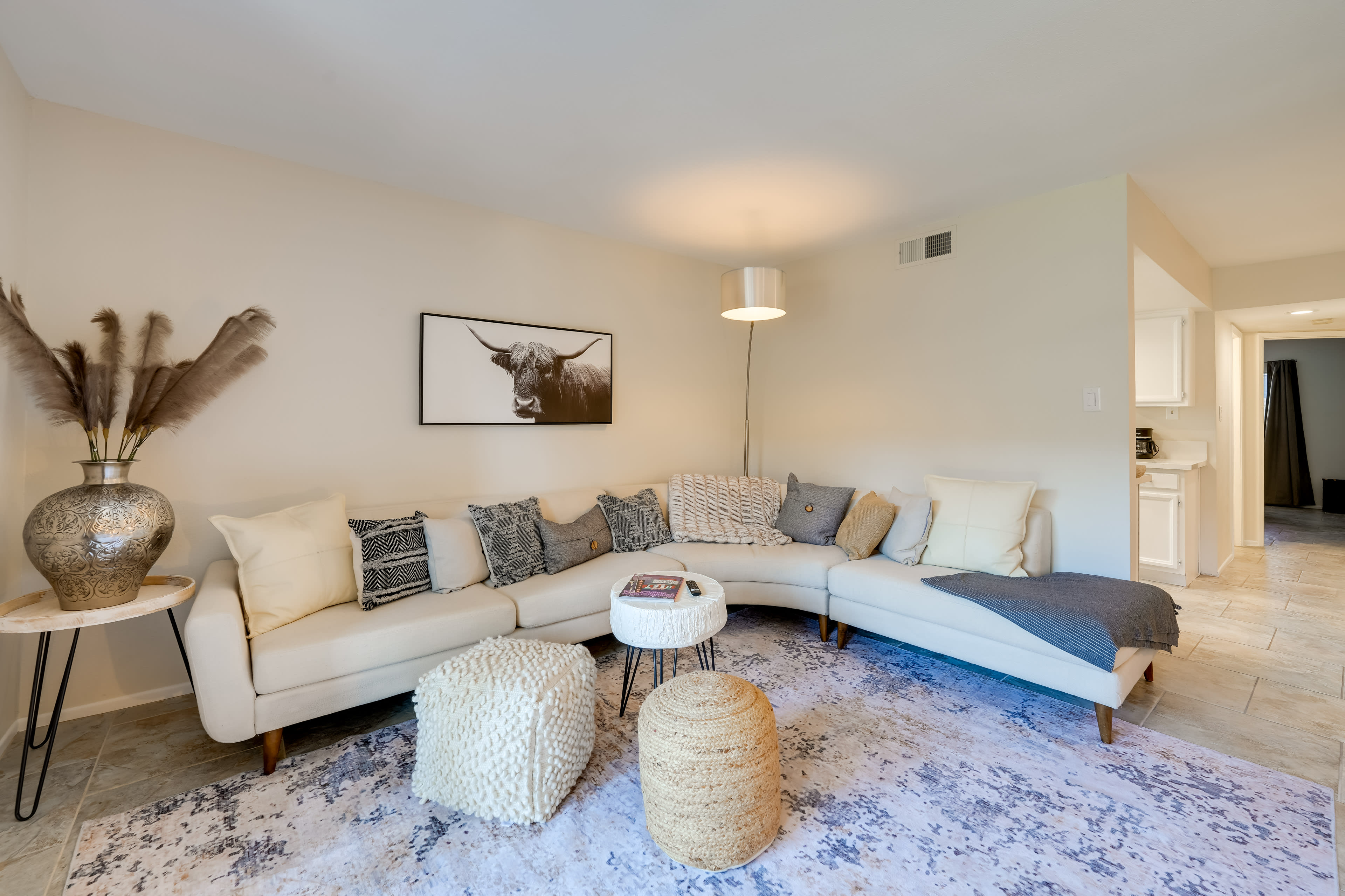 Living Room | Flat-Screen TV | Central Air Conditioning/Heat | Air Mattress
