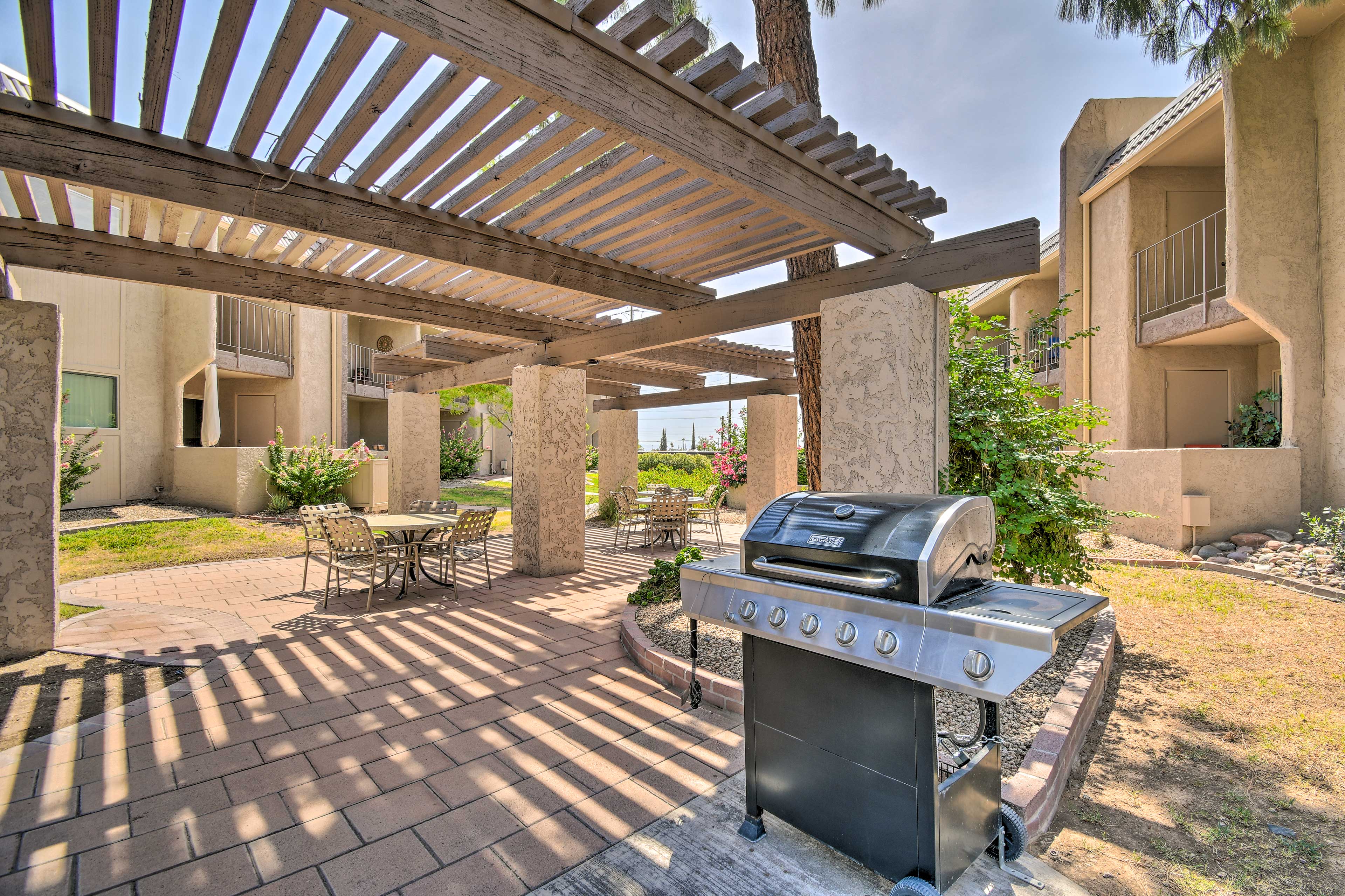 Community Amenities | Grill | Outdoor Dining Area