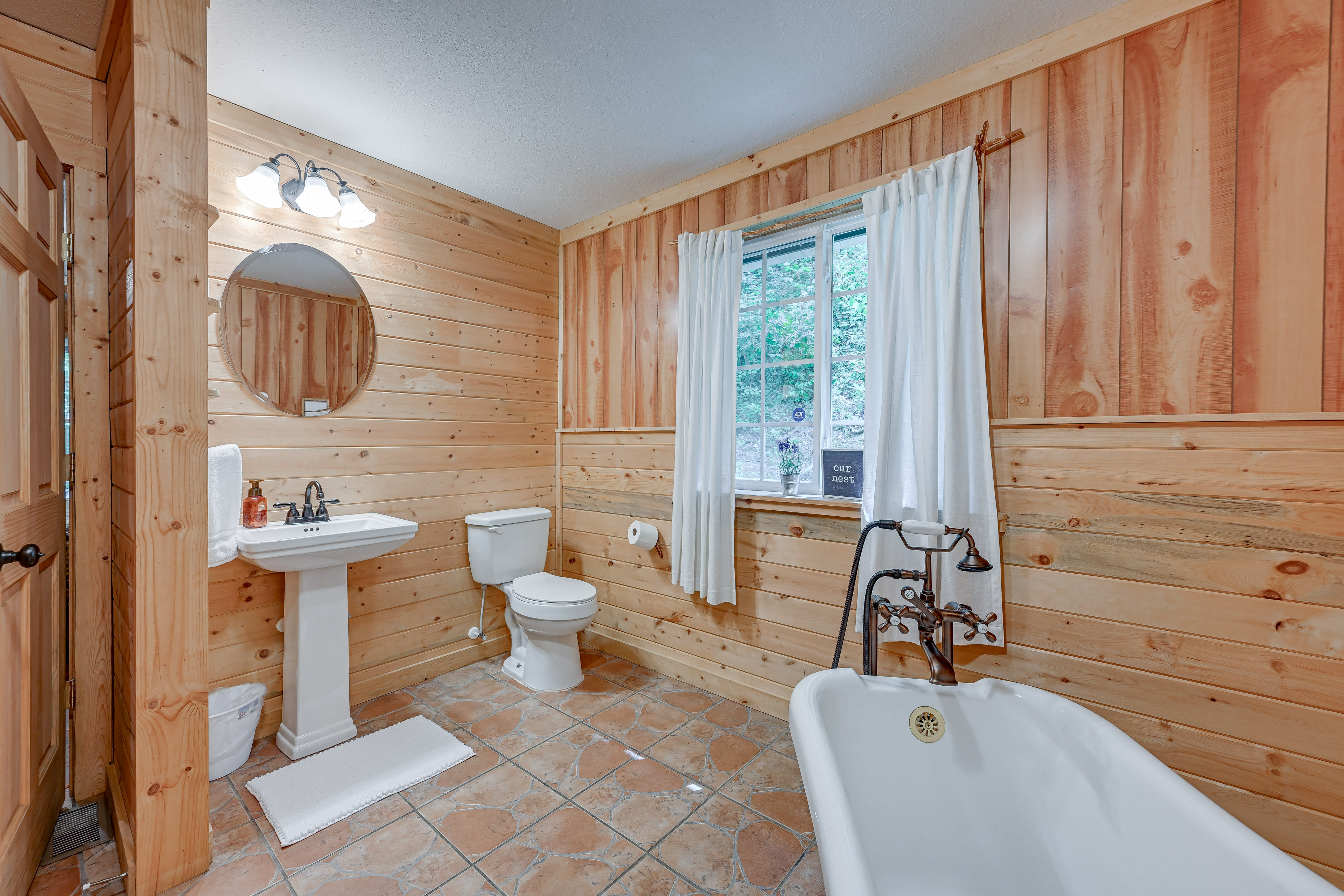 Full Bathroom | Towels Provided | Complimentary Toiletries