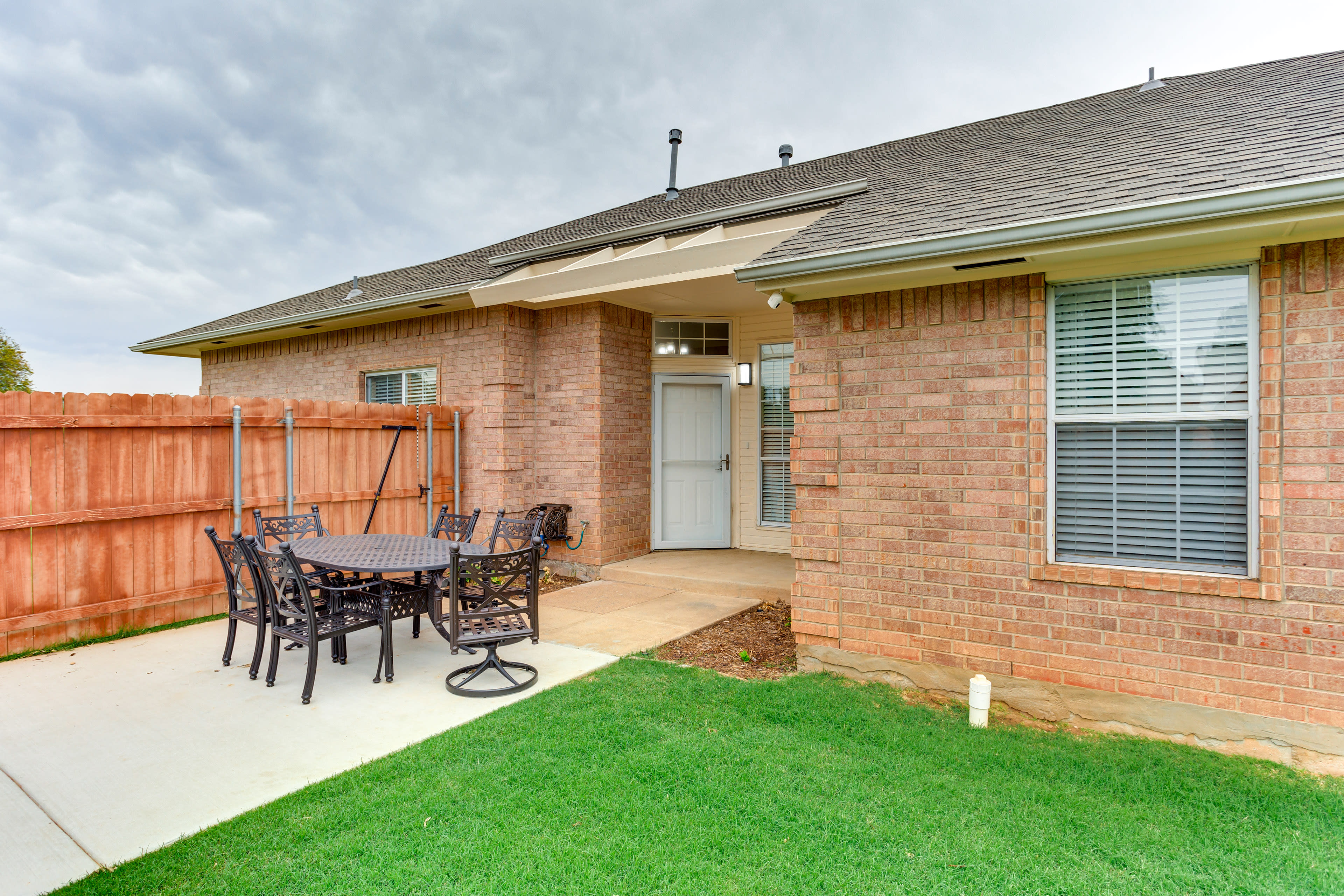 Yard | Outdoor Dining Area