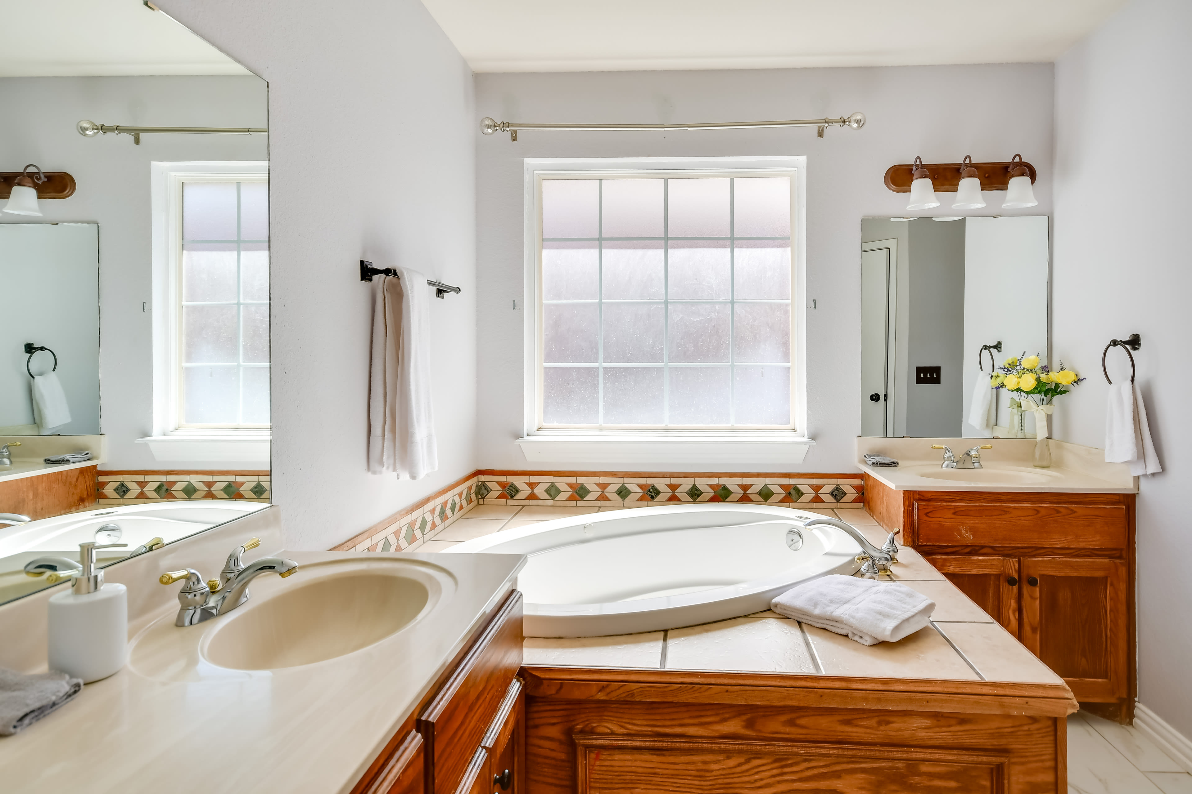 En-Suite Bathroom | Towels Provided | Jetted Tub