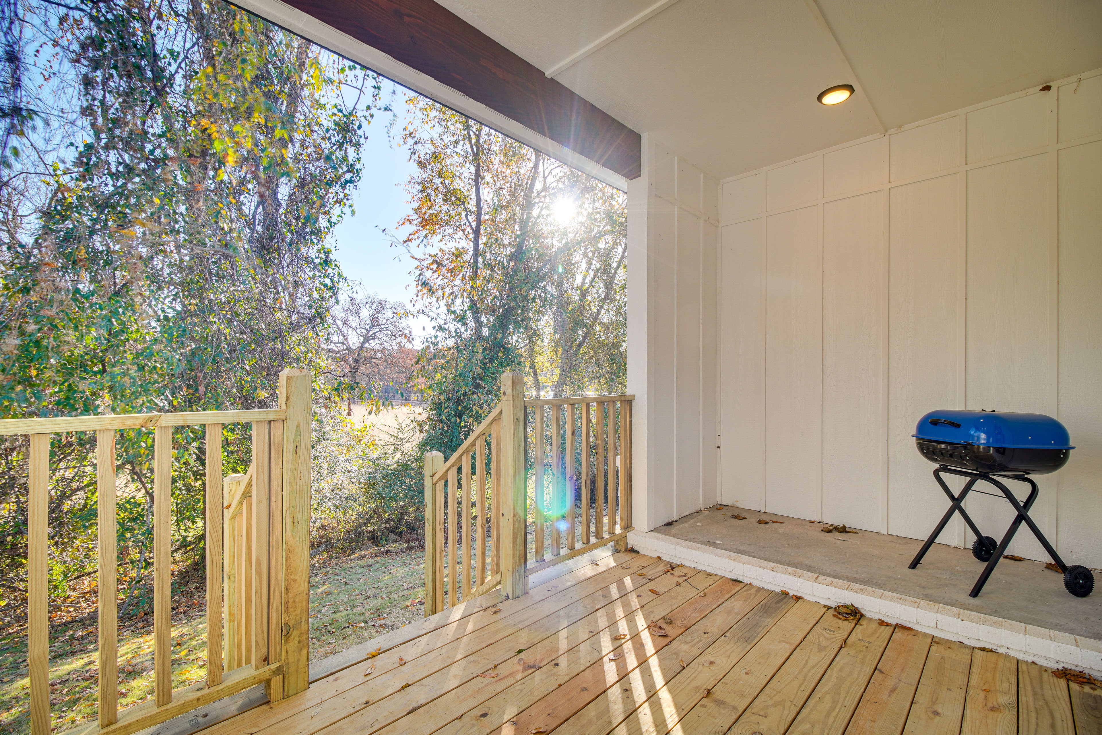 Covered Deck | Self Check-In | 0.4 Mi to Lendonwood Gardens