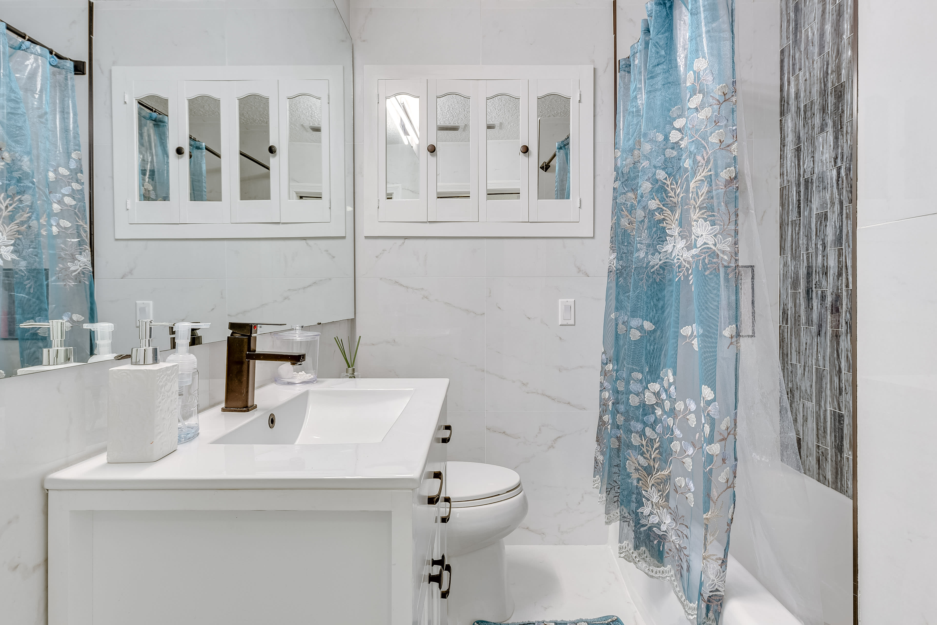 Full Bathroom | Towels Provided | Complimentary Toiletries