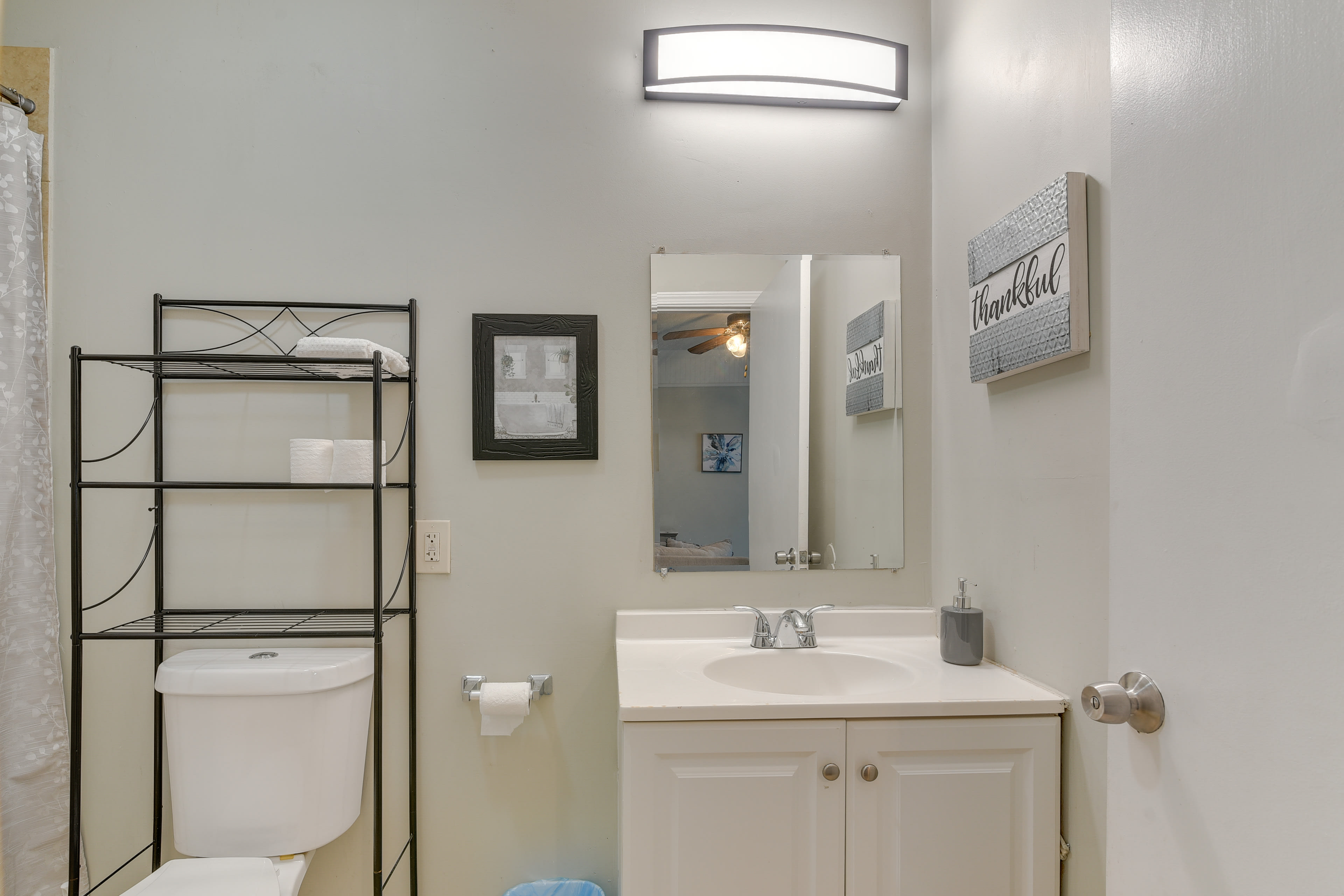 Full Bathroom | Towels Provided | Complimentary Toiletries