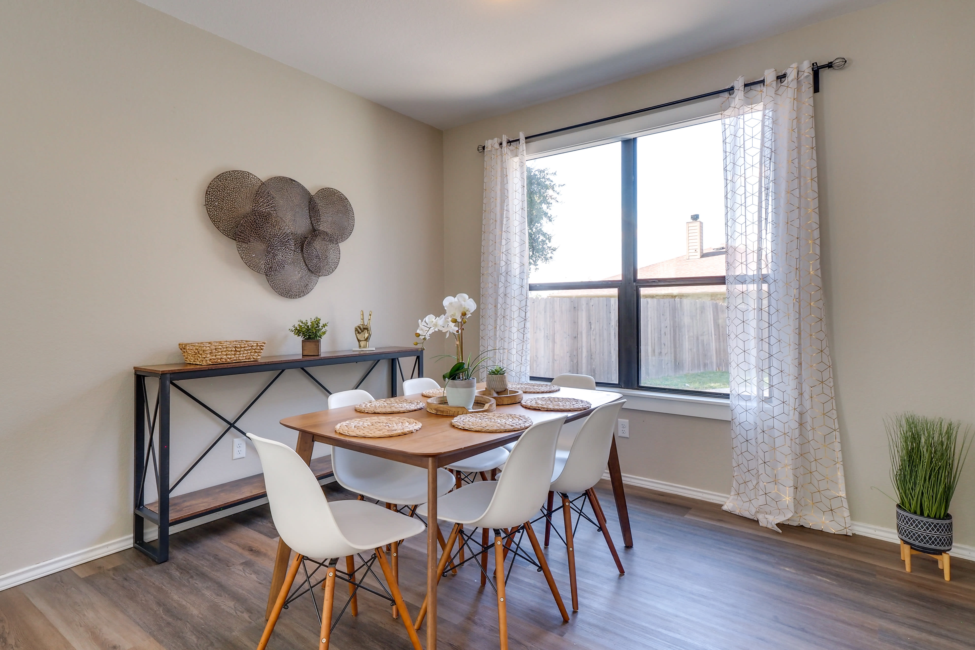 Dining Area | Dishware & Flatware Provided