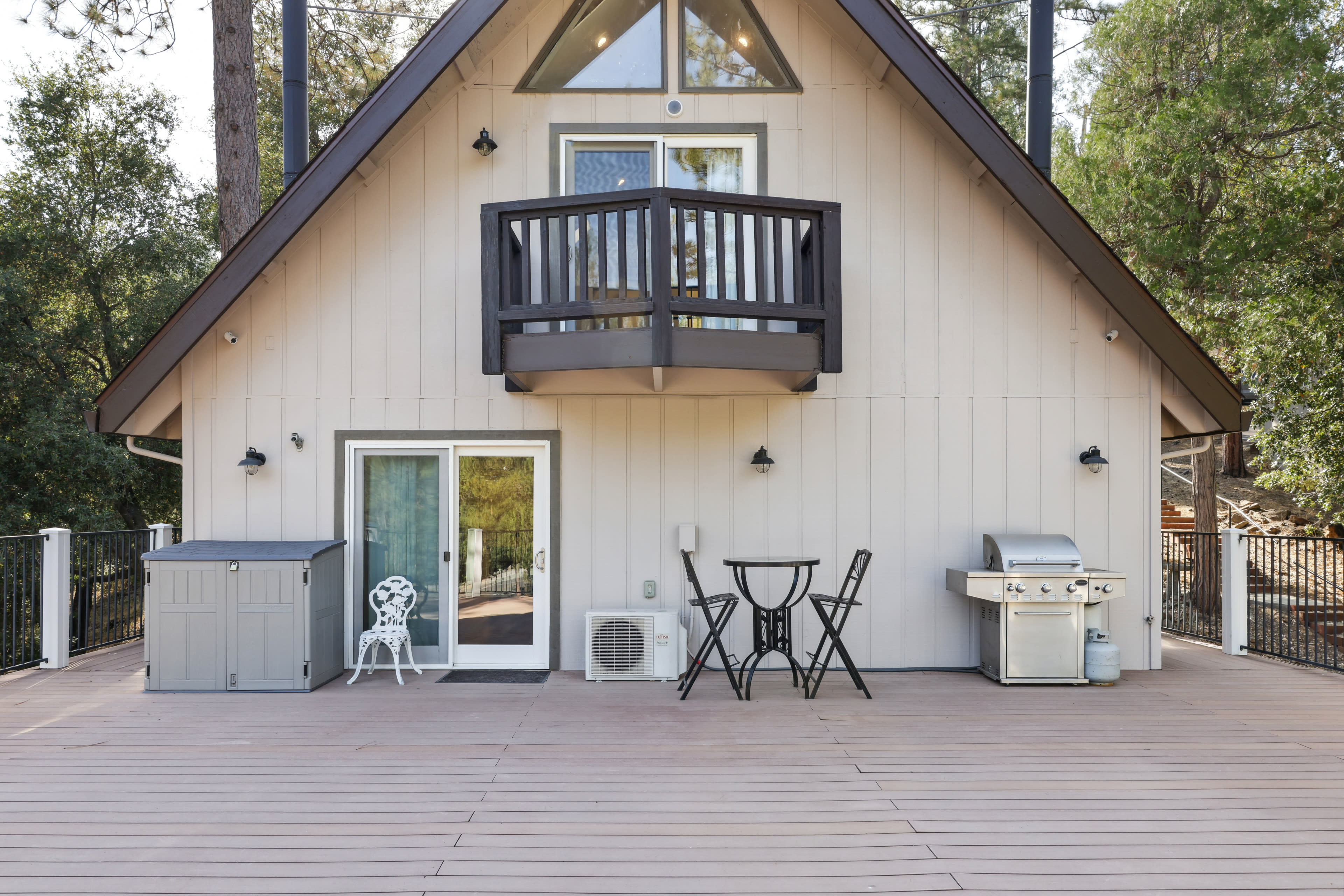 Deck | Outdoor Dining Area | Gas Grill