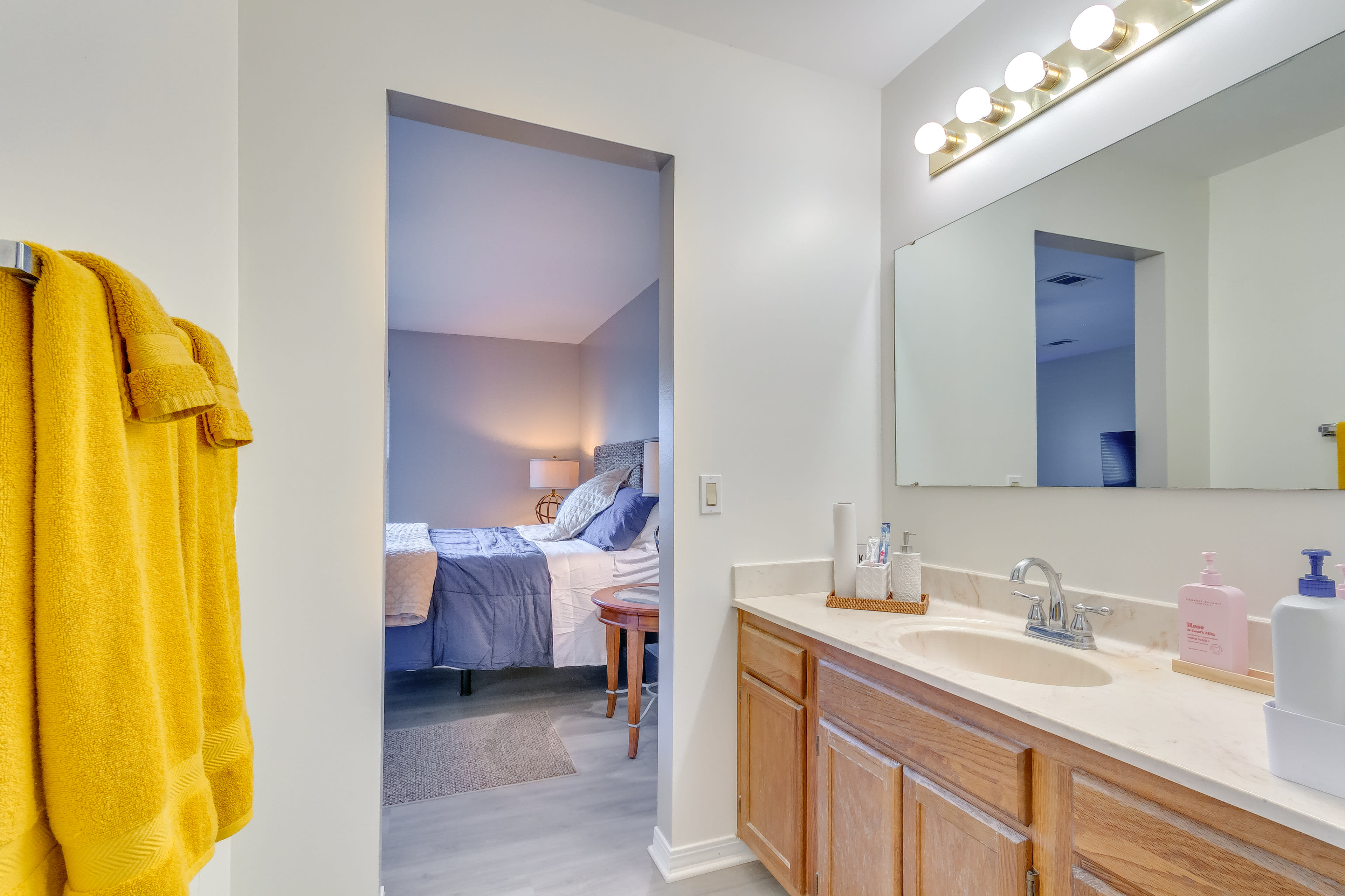 Full Bathroom | Linens Provided