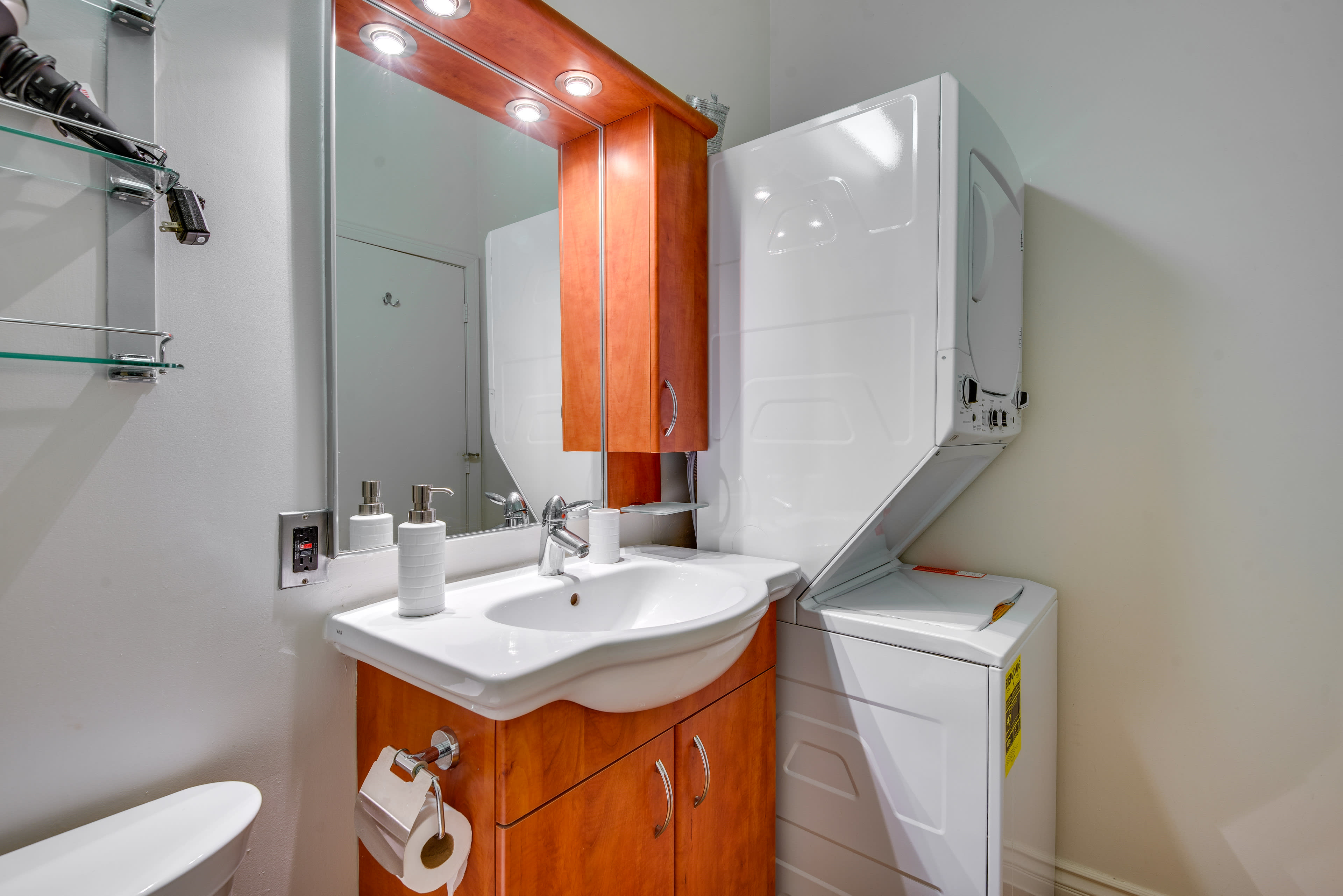 Full Bathroom | Towels Provided | Complimentary Toiletries | Washer & Dryer