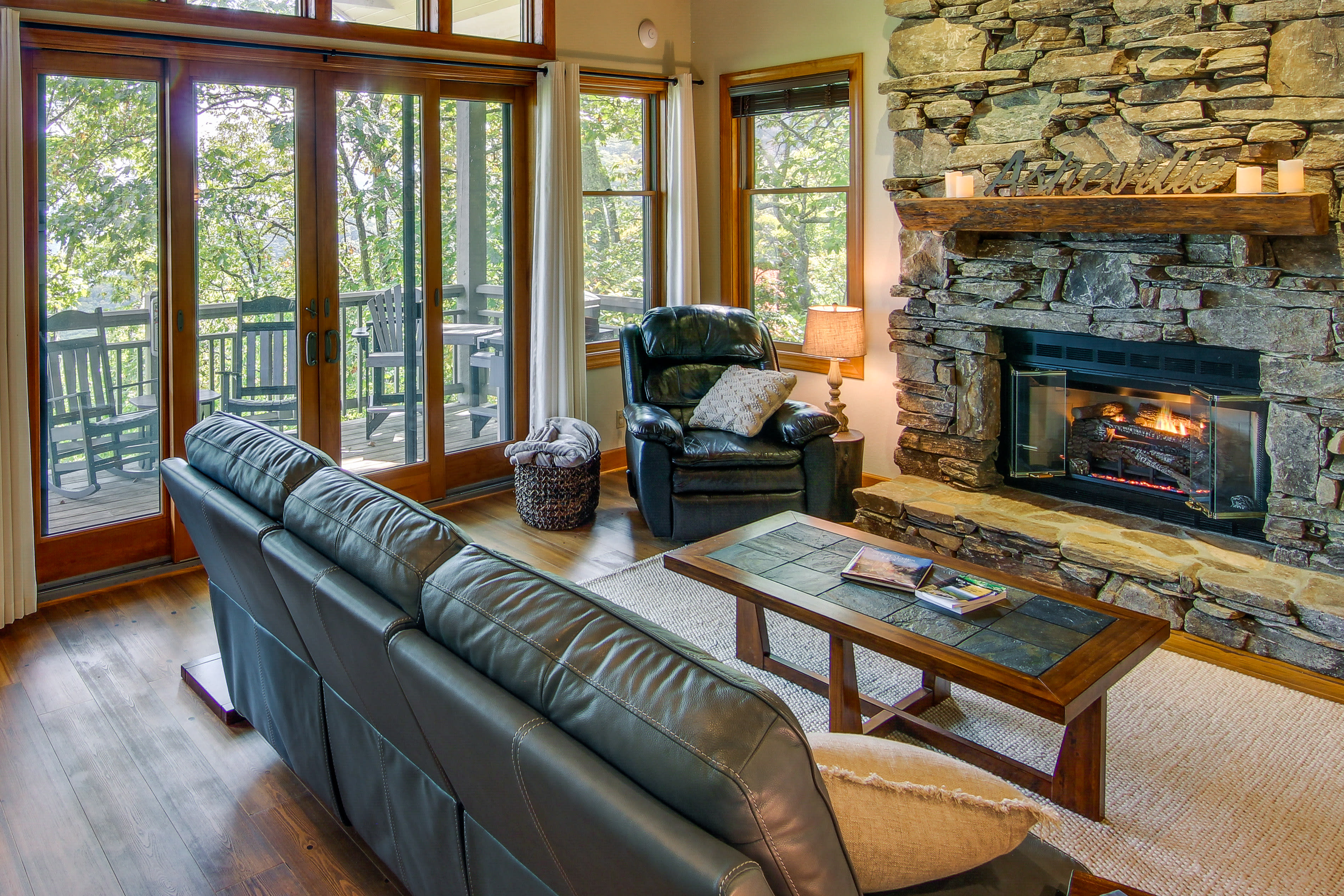 Burnsville Condo: Screened Porch & Mountain Views!