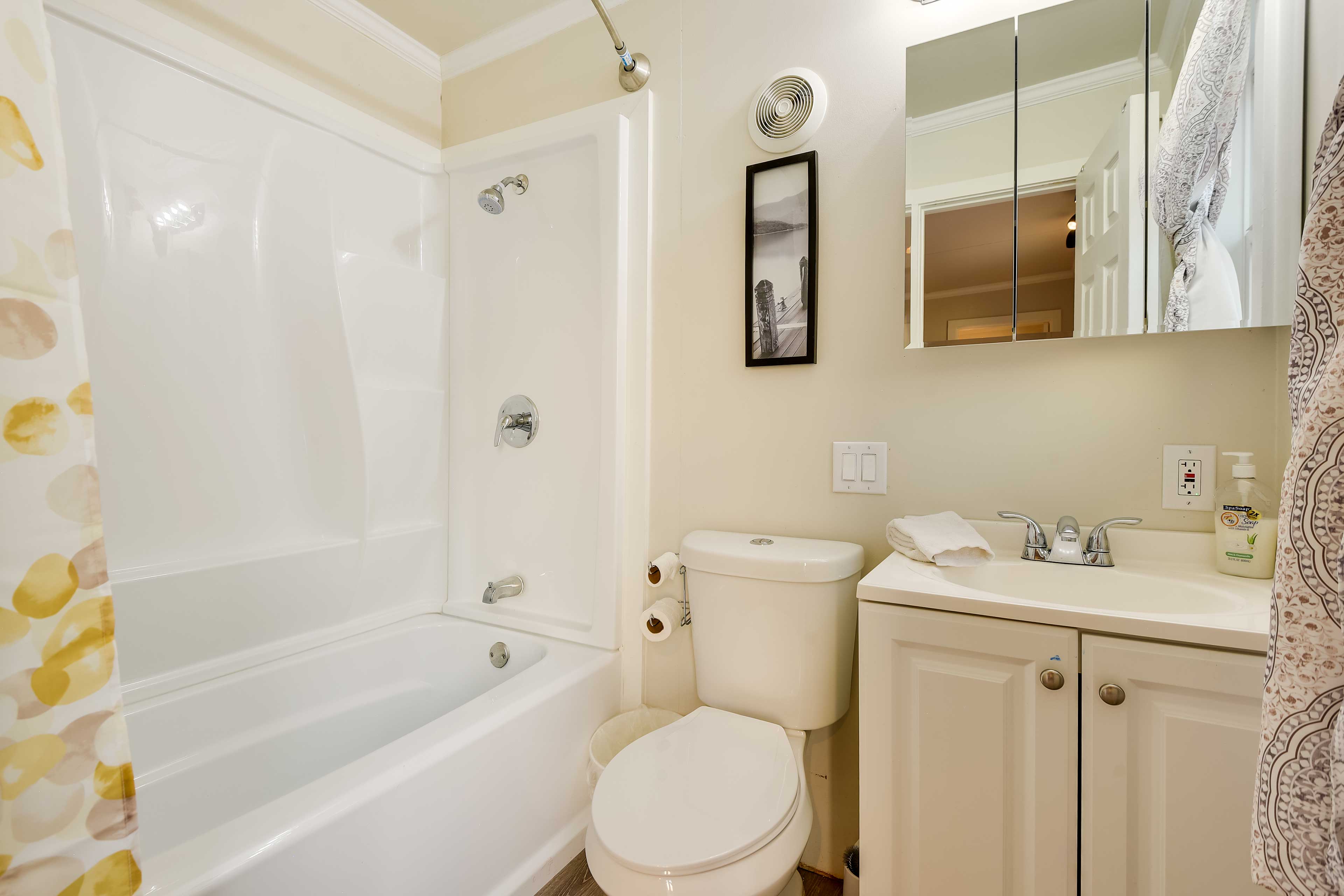 Full Bathroom | Shower/Tub Combo | Complimentary Toiletries | Towels Provided