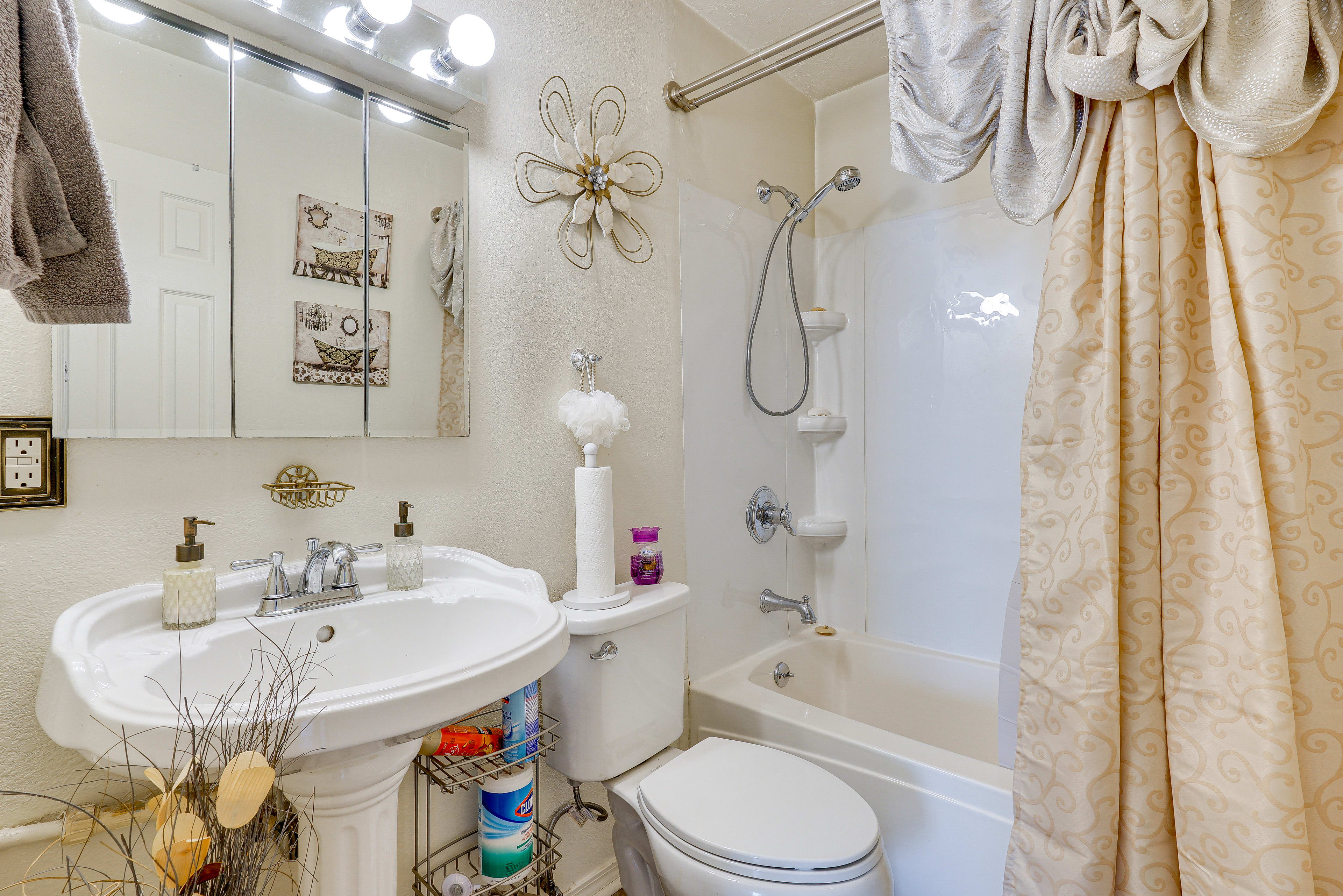 Full Bathroom | Shower/Tub Combo | Complimentary Toiletries | Towels Provided