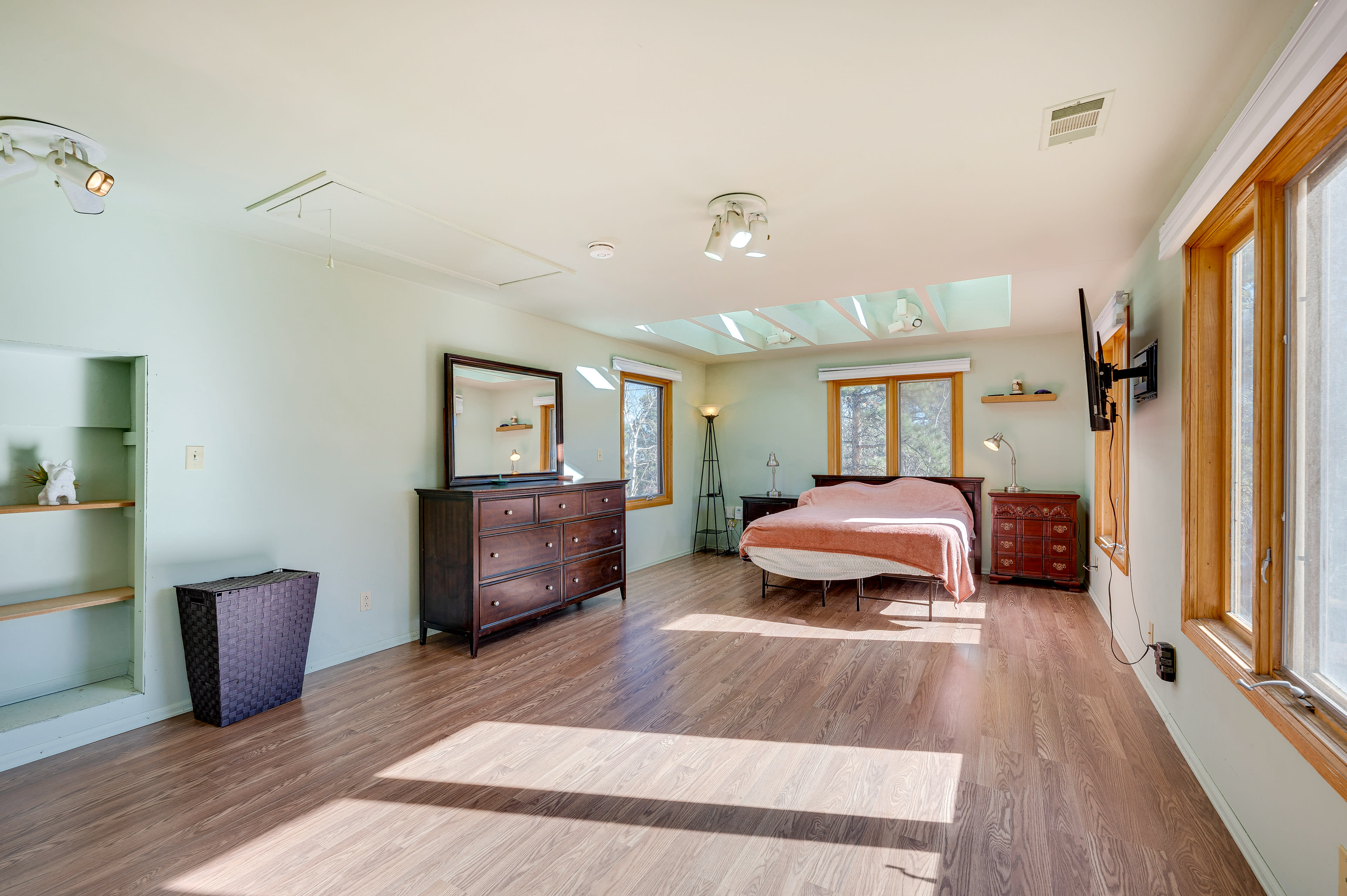 Bedroom 1 (Loft) | Queen Bed | Smart TV | Linens Provided