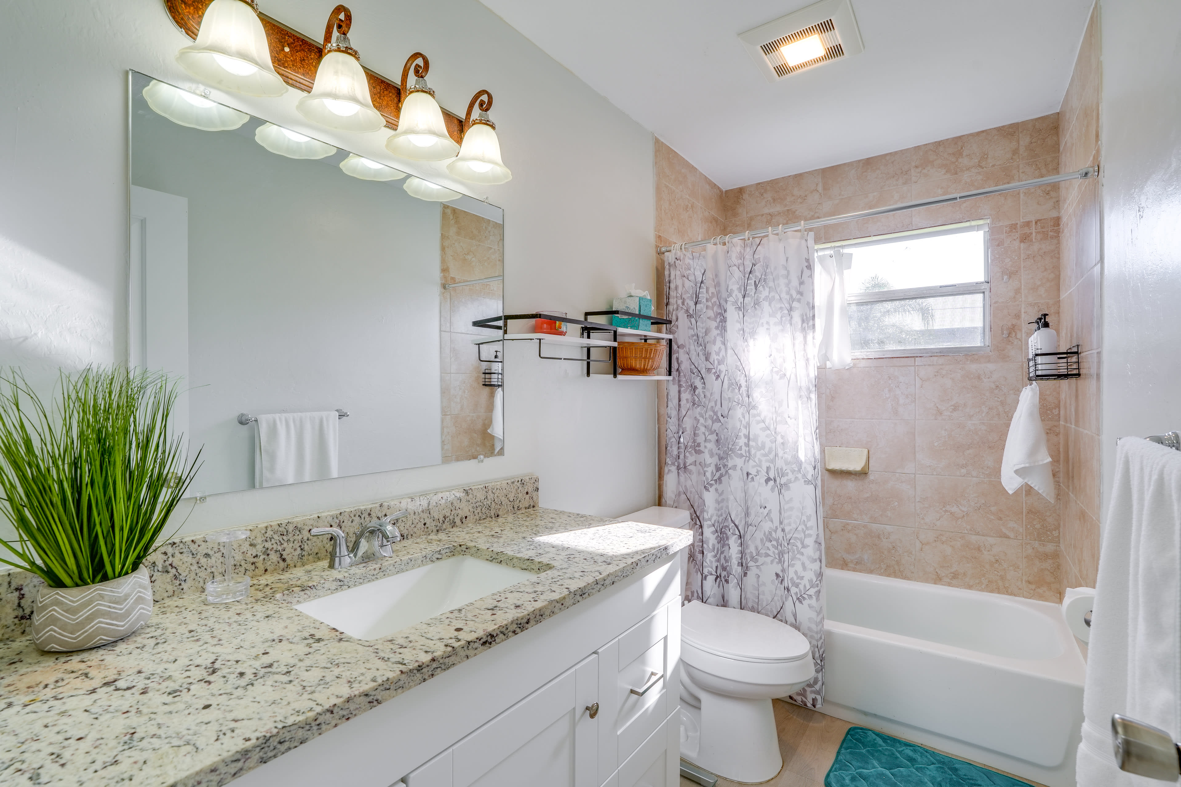 Full Bathroom | Towels Provided | Complimentary Toiletries