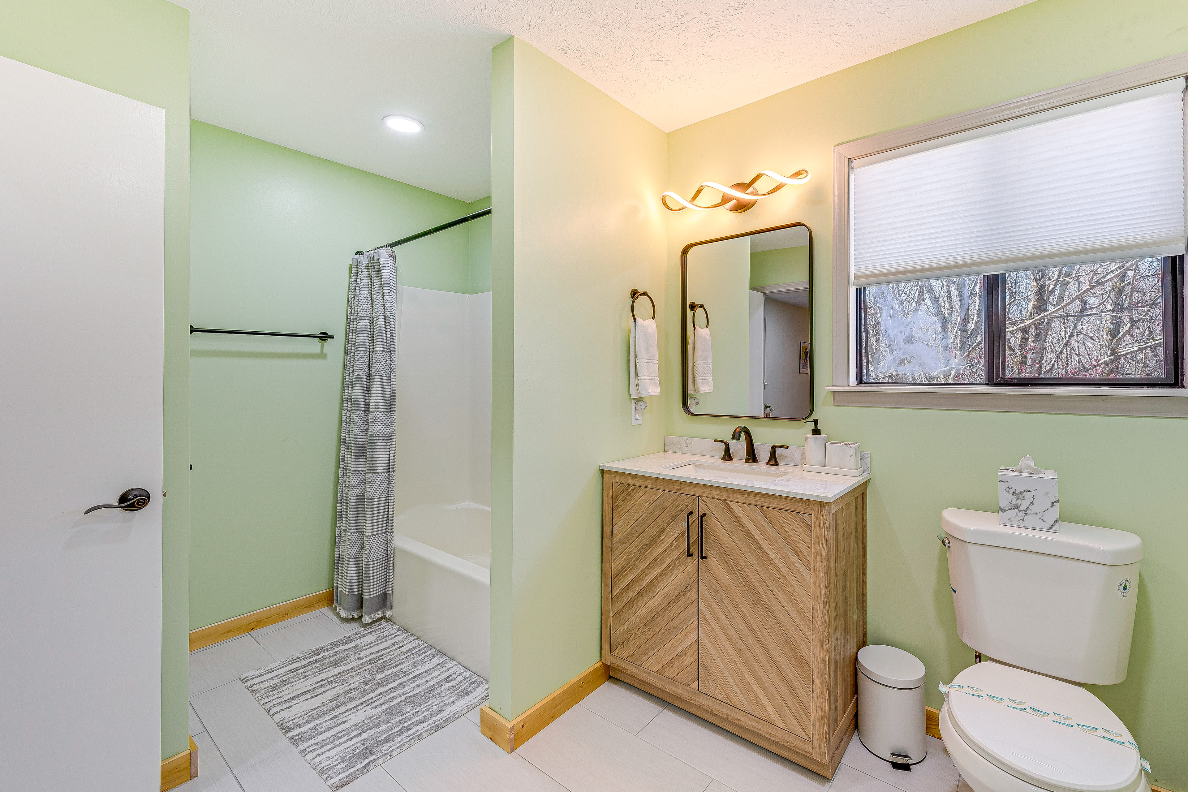En-Suite Bathroom | 3rd Floor | Complimentary Toiletries