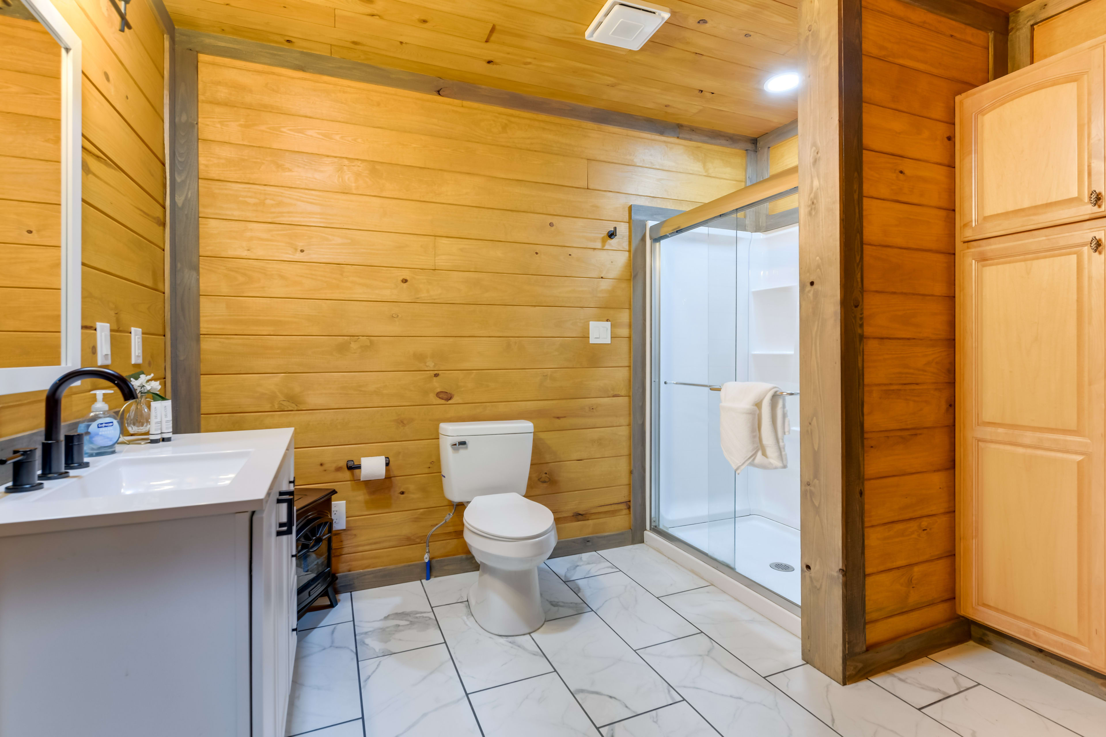 Full Bathroom | Walk-In Shower | Complimentary Toiletries | Towels Provided