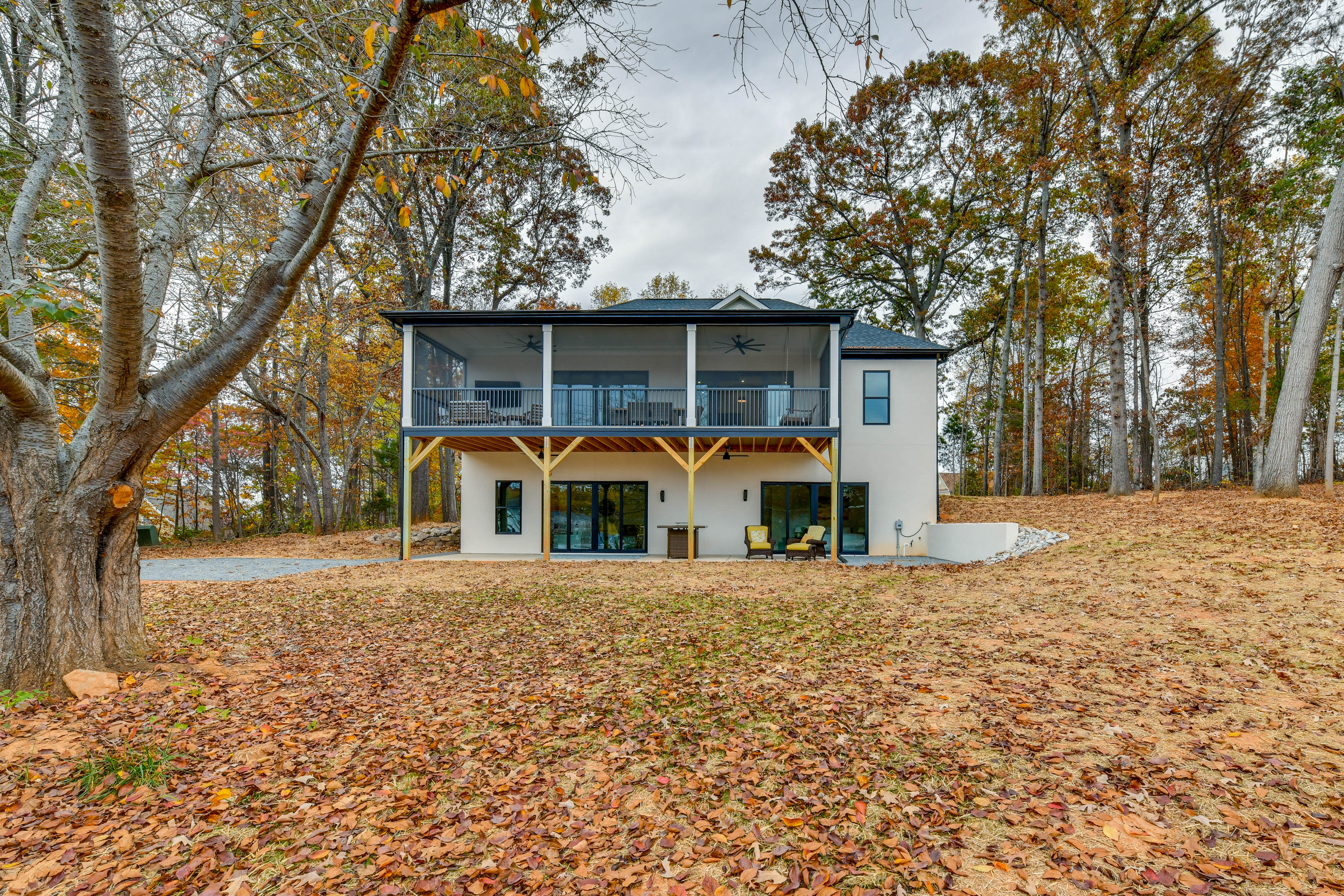 Apartment Exterior | Shared Unfenced Yard