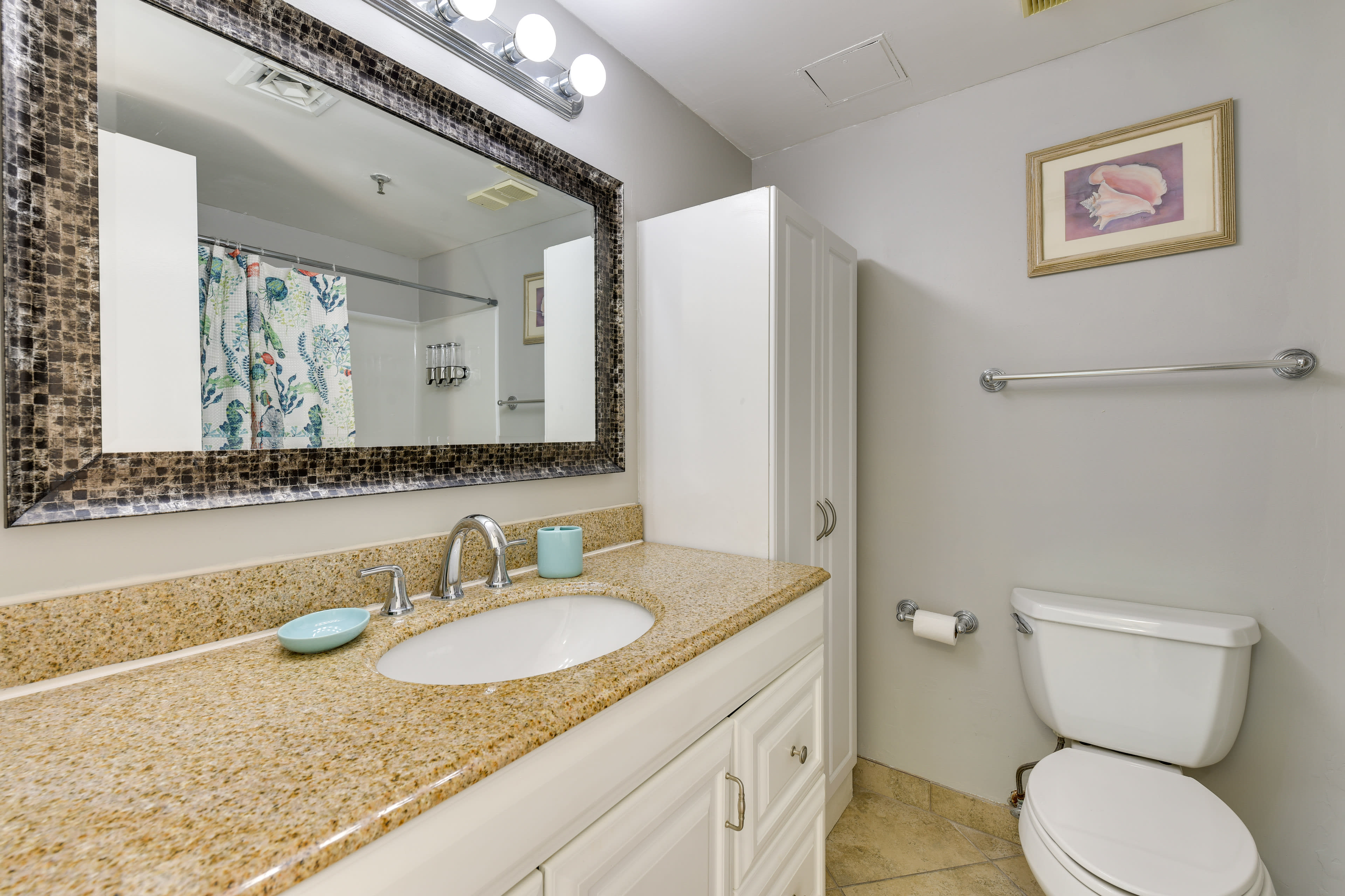 Full Bathroom | Shower/Tub Combo | Complimentary Toiletries | Towels Provided