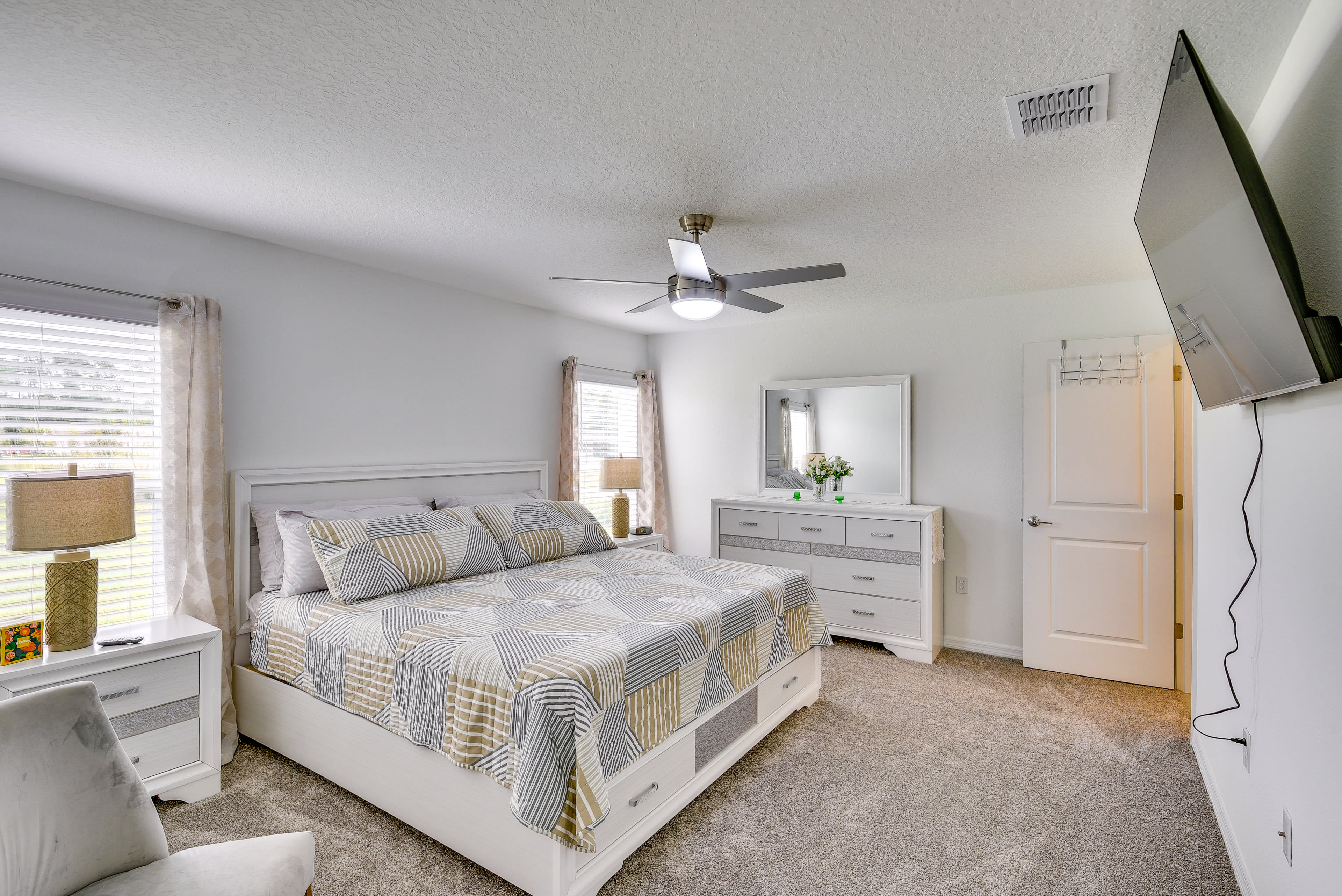 Bedroom Suite | King Bed | Smart TV w/ Cable | Pack 'n Play Available