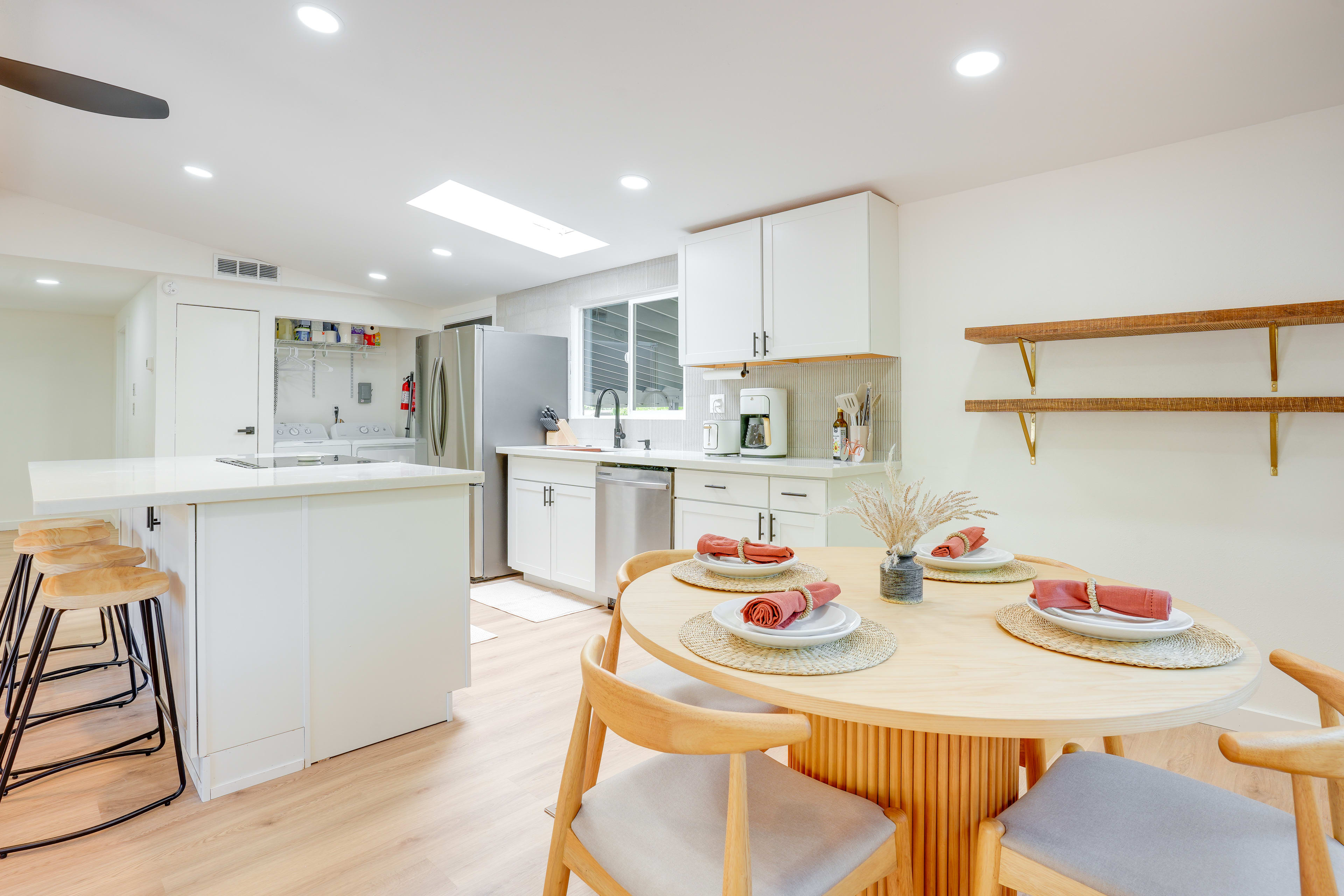 Dining Area | Dishware/Flatware Provided