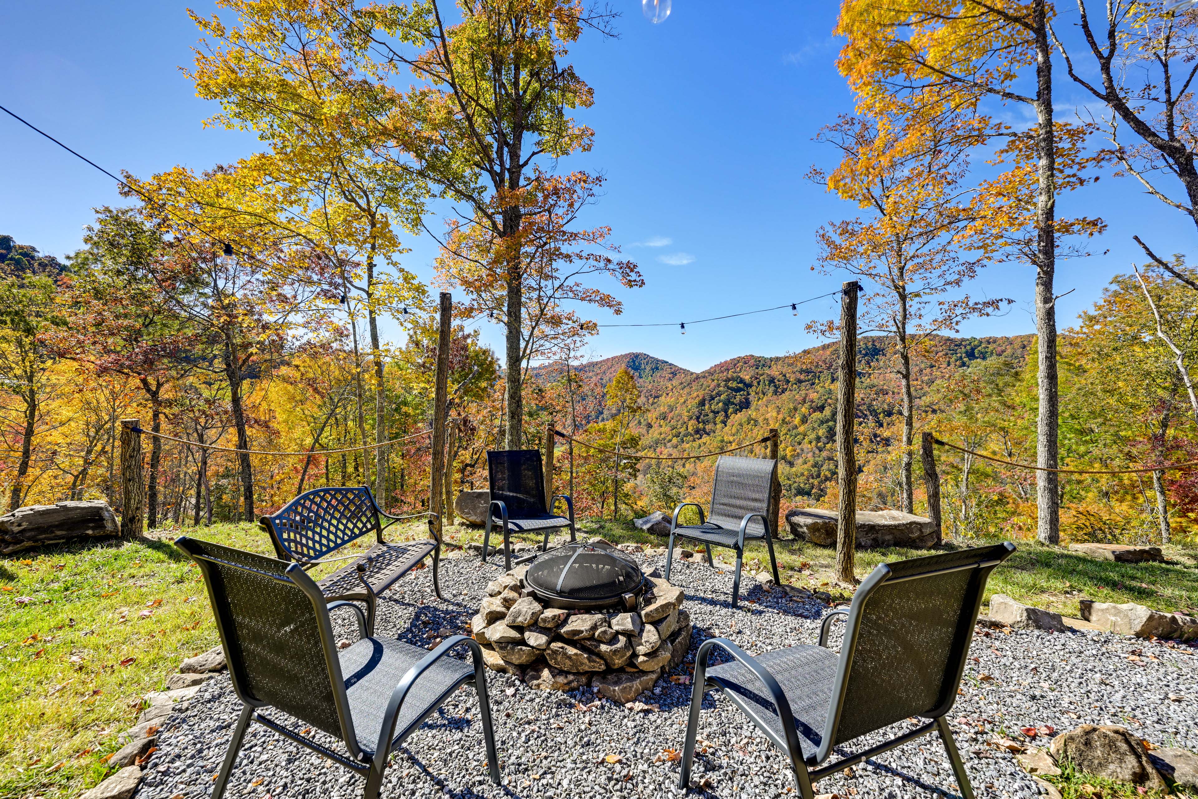 Cozy Mountaintop Hideaway w/ Views of the Smokies!