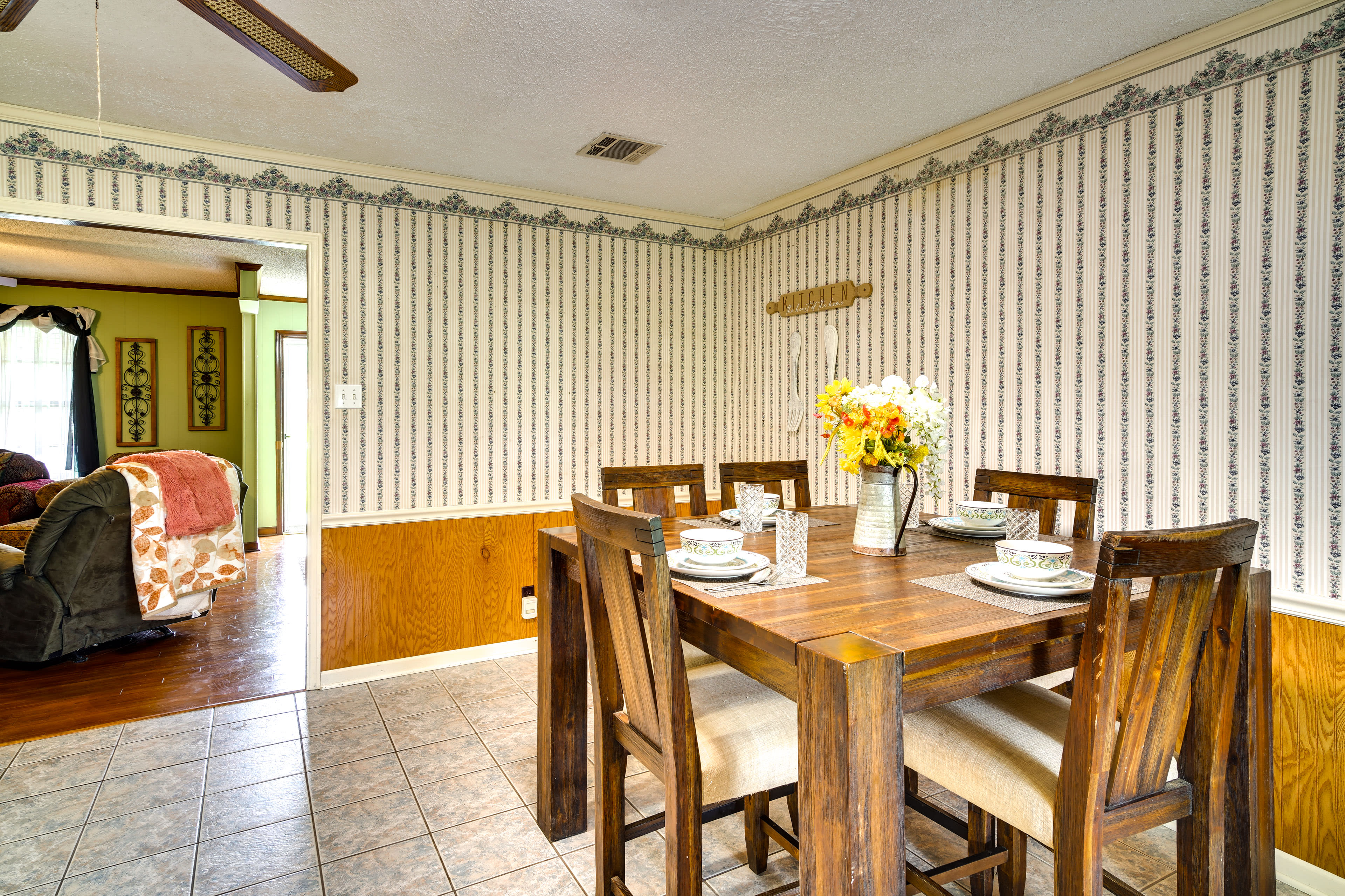 Dining Area | Dishware/Flatware Provided