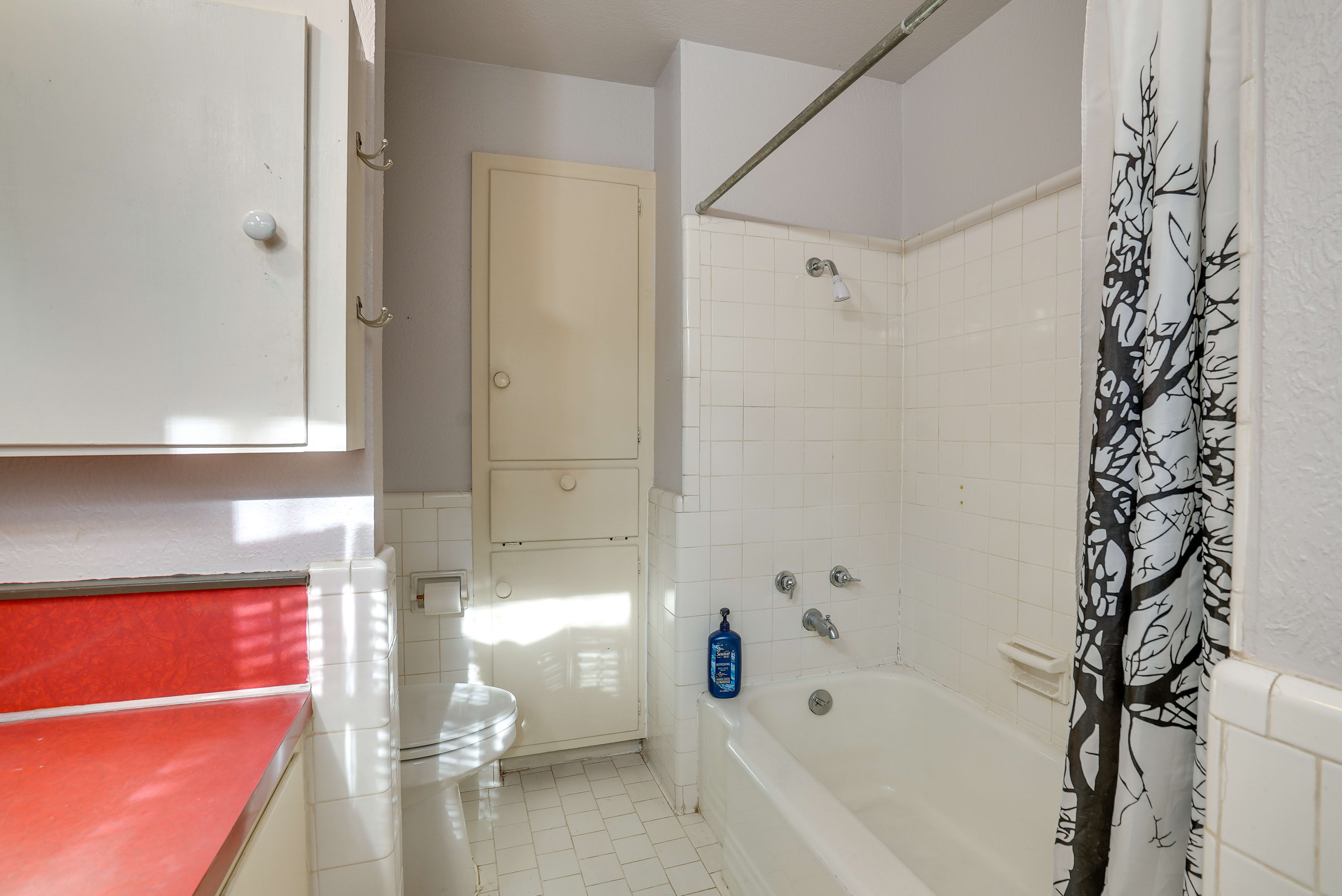 Full Bathroom | Shower/Tub Combo | Complimentary Toiletries | Towels Provided