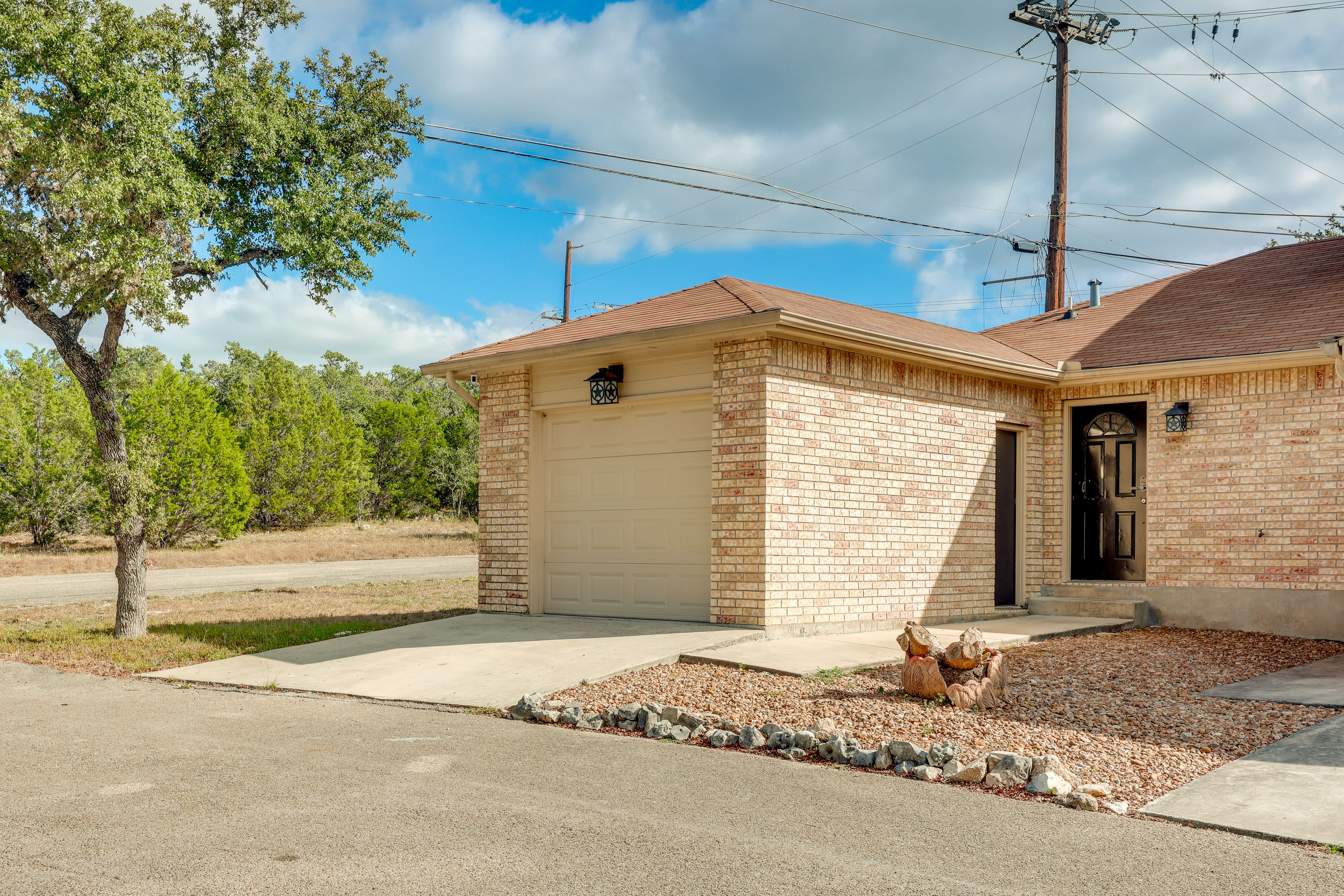 Exterior | Garage (1 Vehicle) | Driveway (1 Vehicle) | Parking Stall (1 Vehicle)