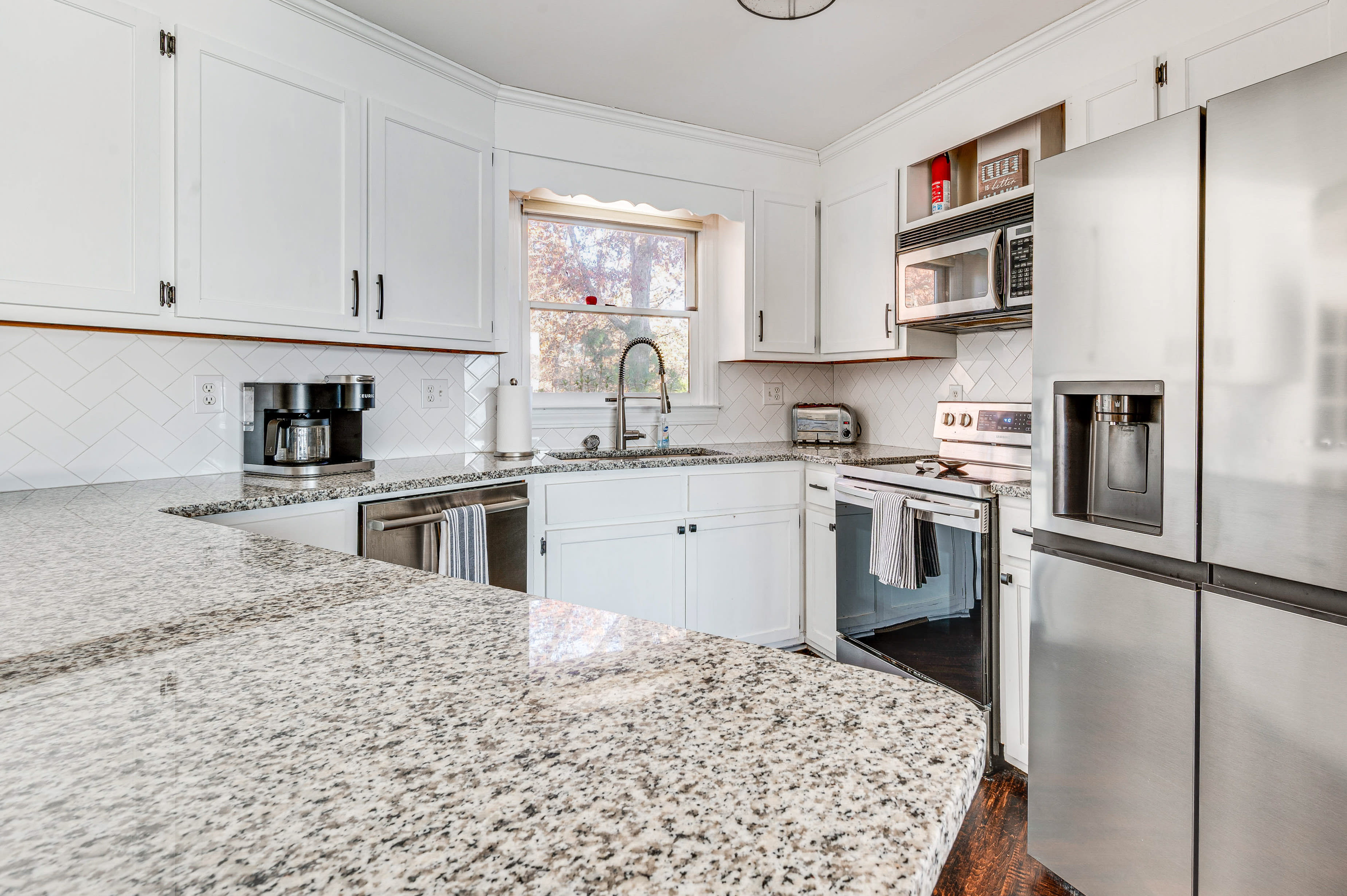 Kitchen | Dishwasher | Toaster | Breakfast Bar