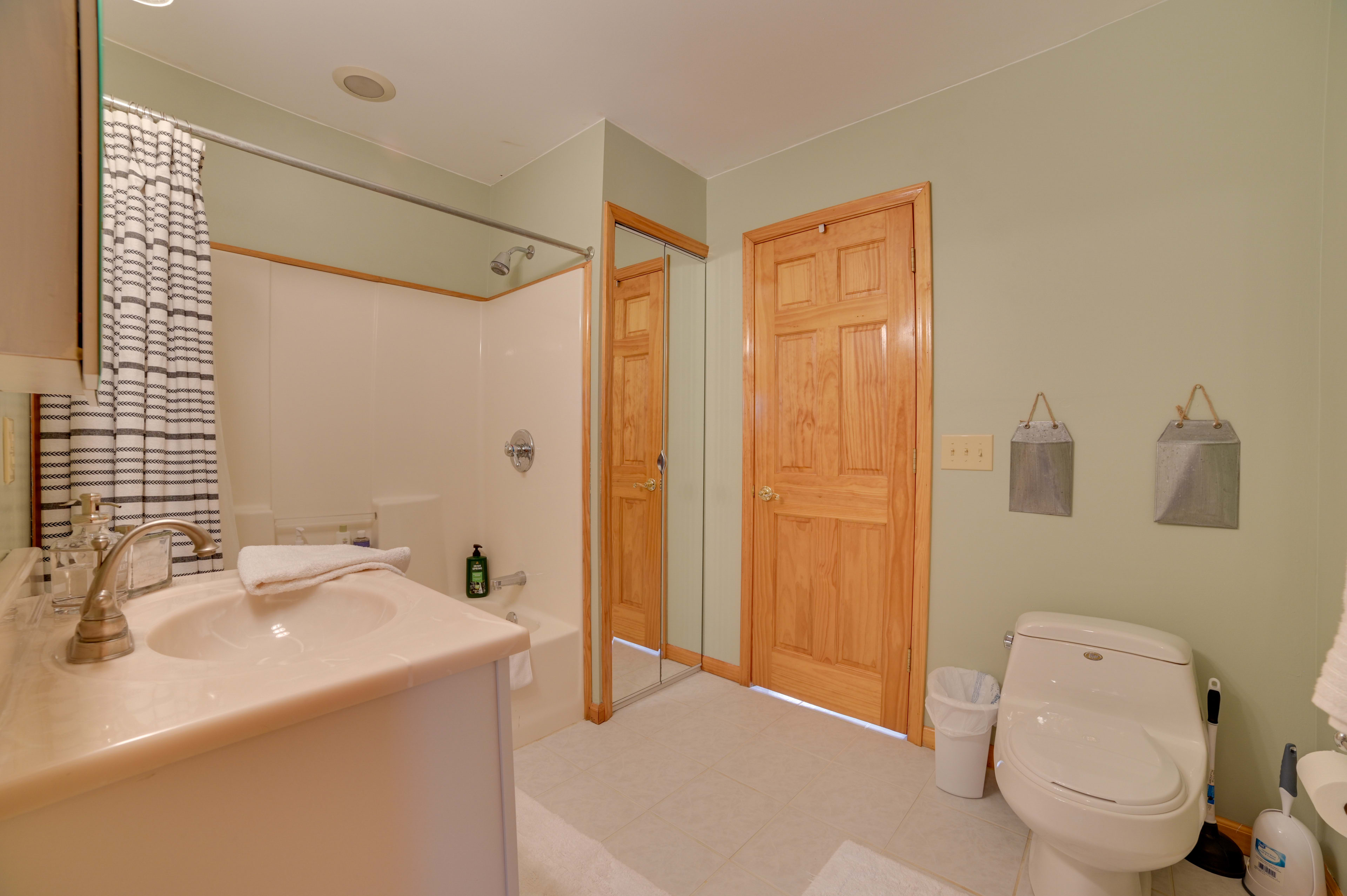 Full Bathroom | Towels Provided | 2nd Floor