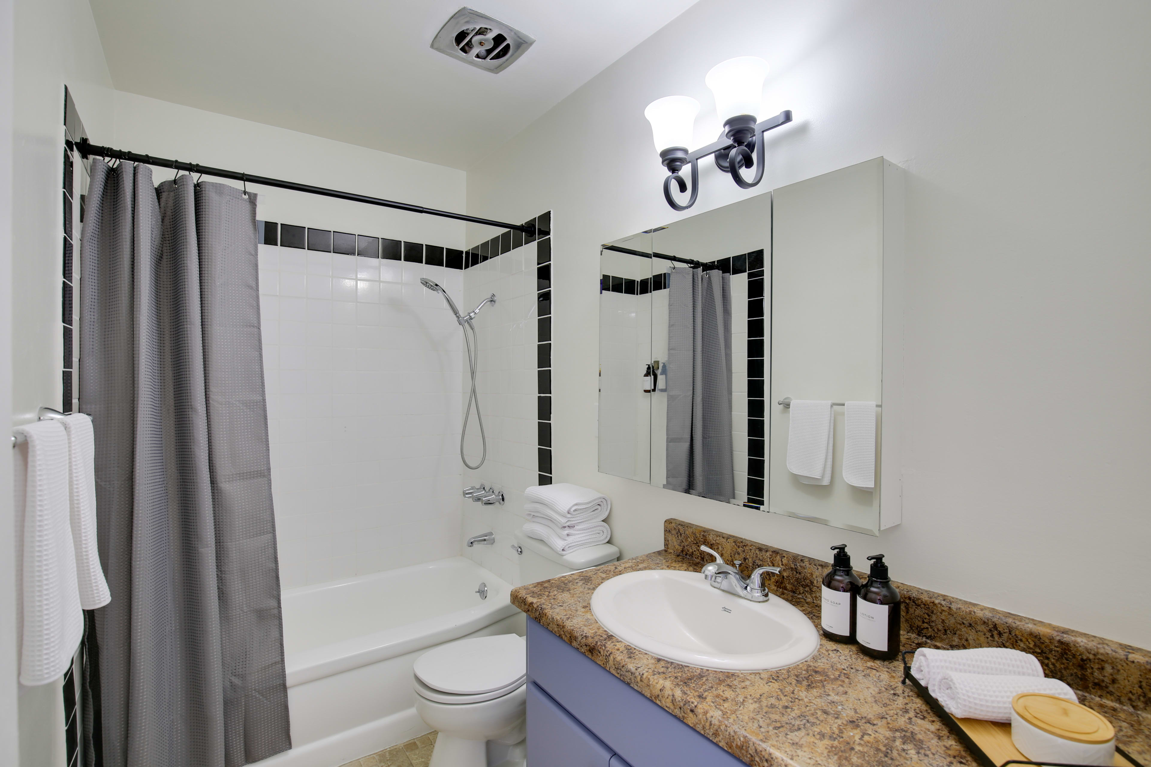 Full Bathroom | Towels Provided | Complimentary Toiletries