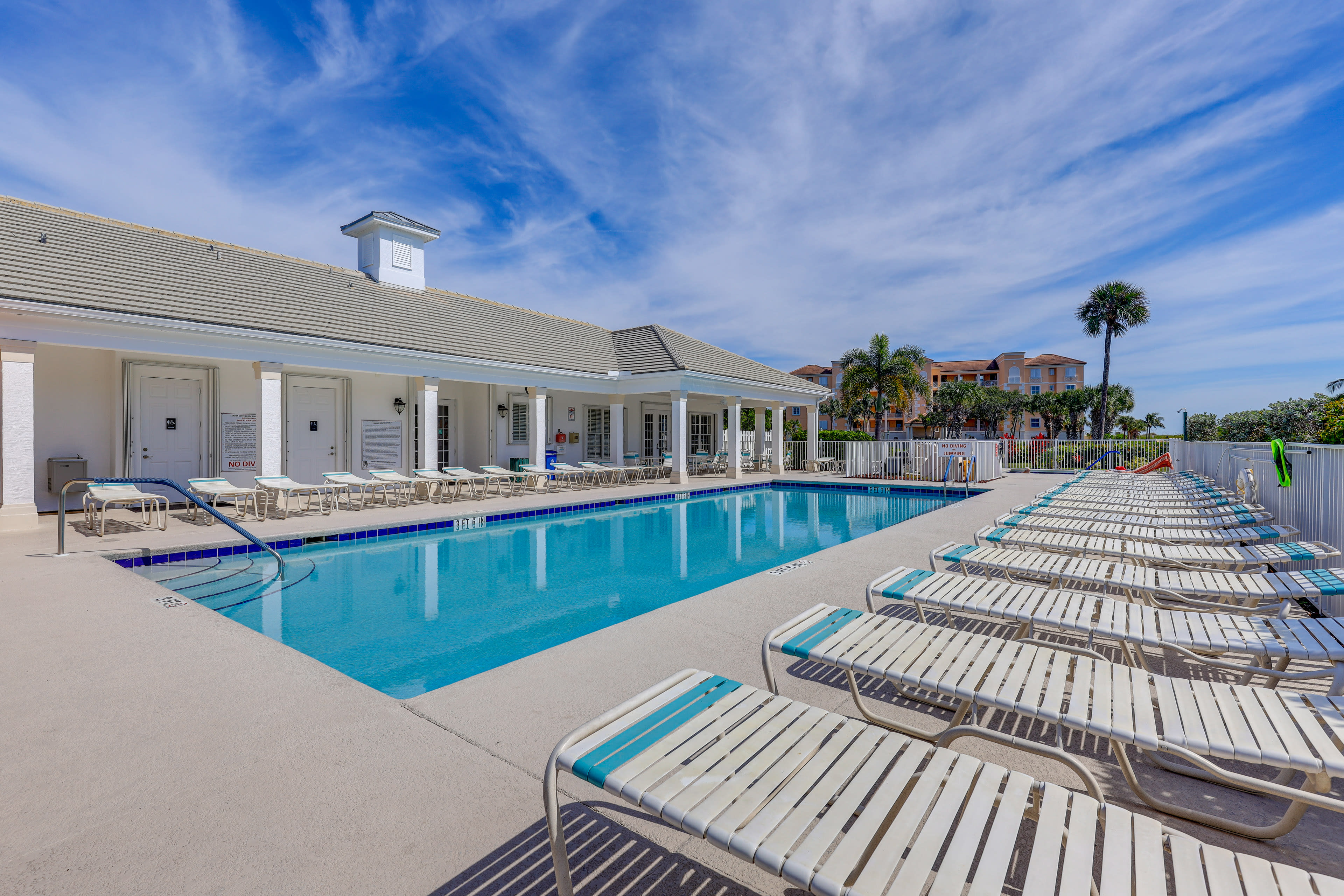 Community Amenities | Outdoor Pools