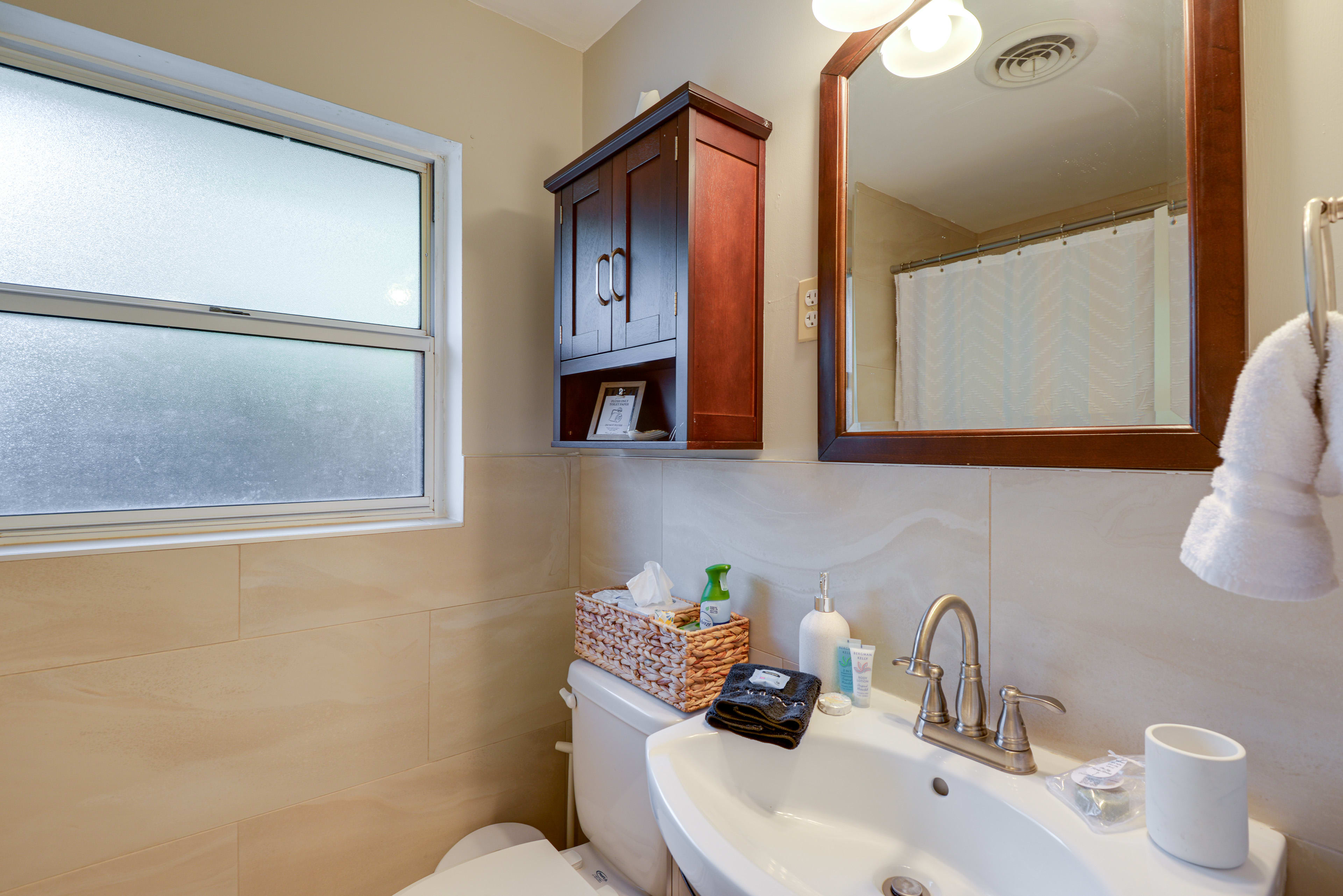 Full Bathroom | Complimentary Toiletries