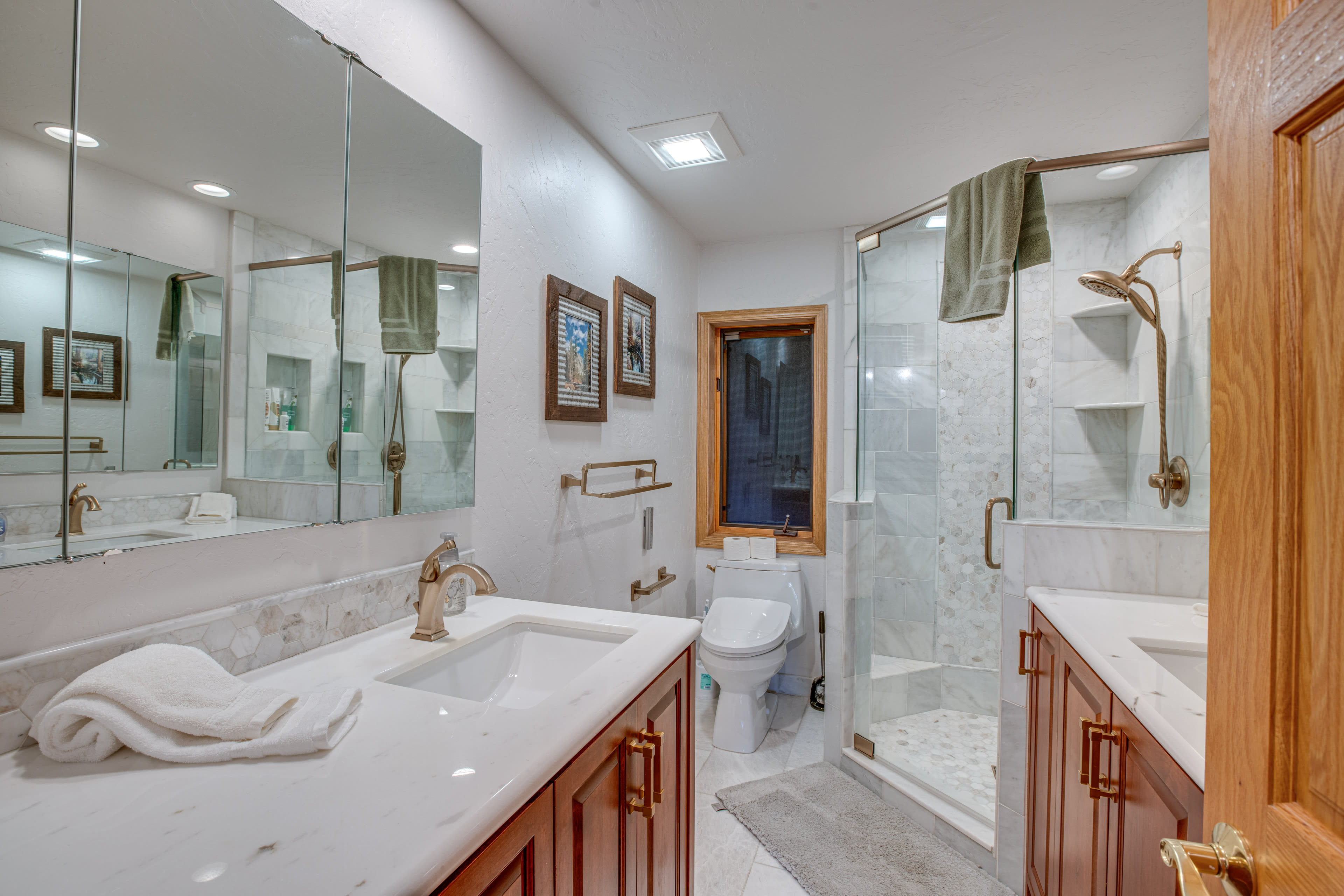 Full Bathroom | Complimentary Toiletries