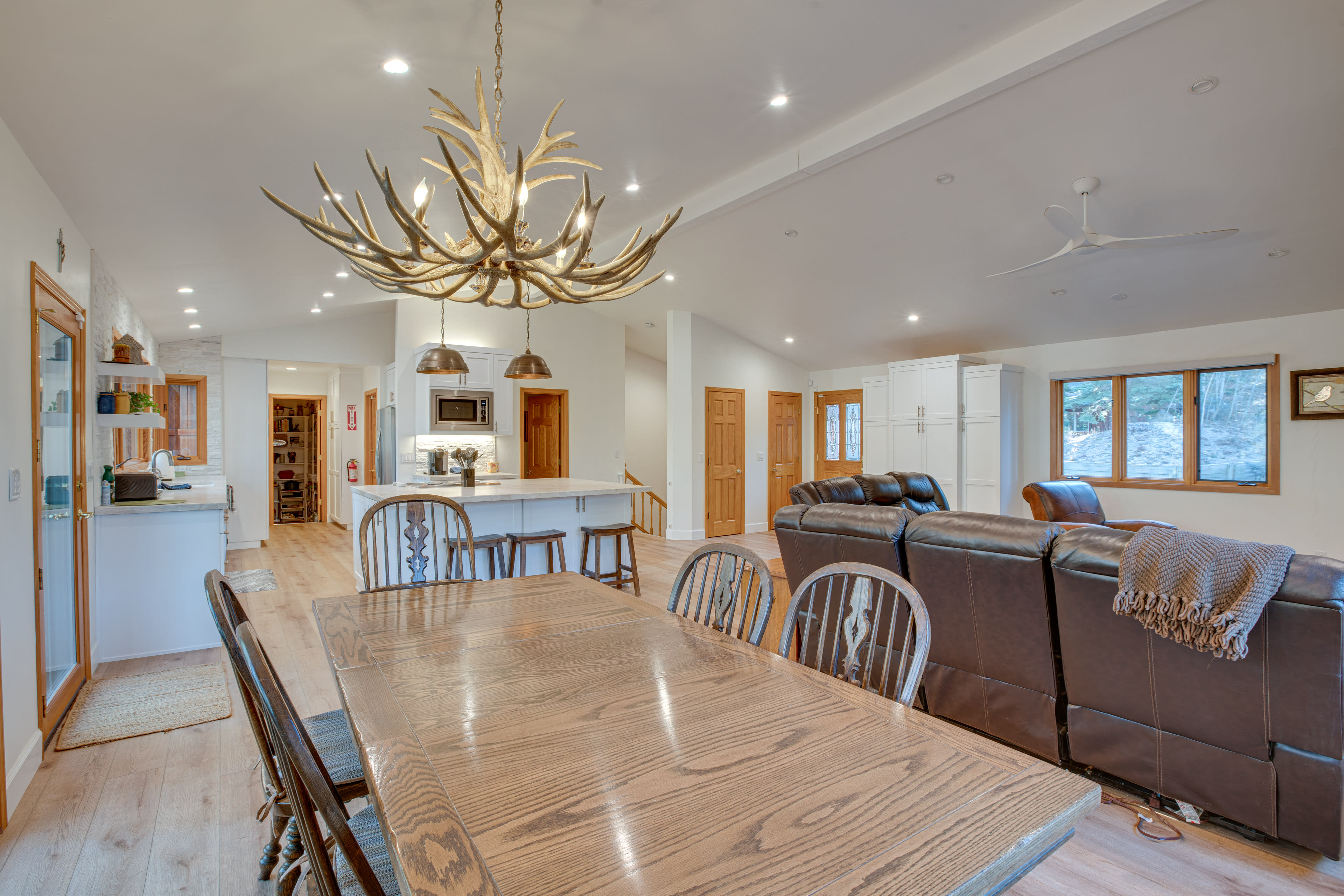 Dining Area | Dishware & Flatware Provided