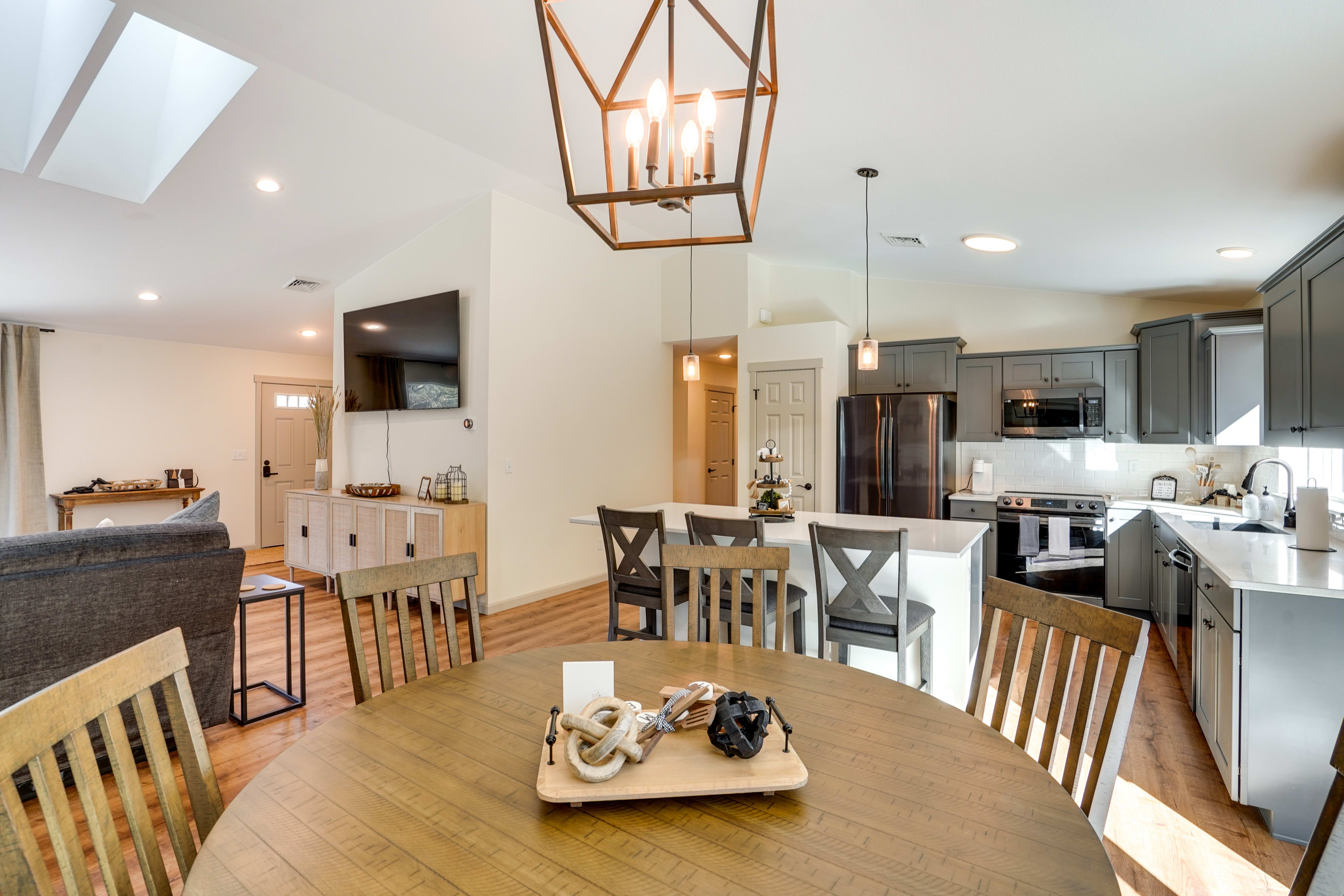 Dining Area | Dishware & Flatware Provided